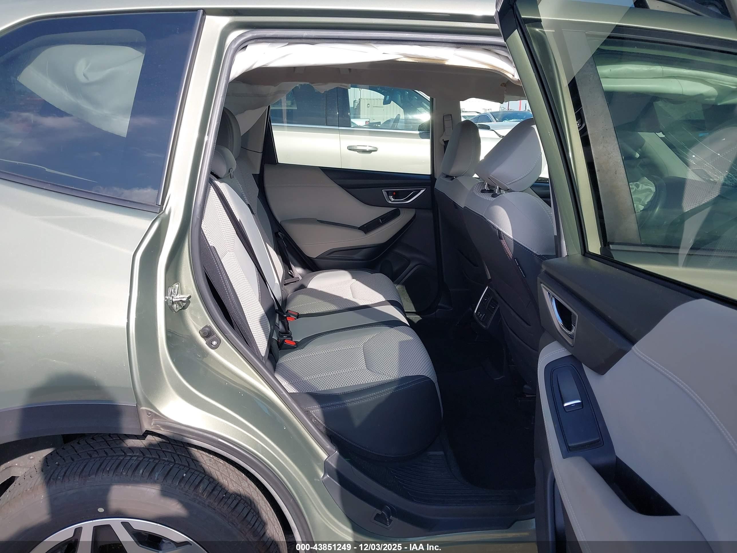 SUBARU FORESTER image 8