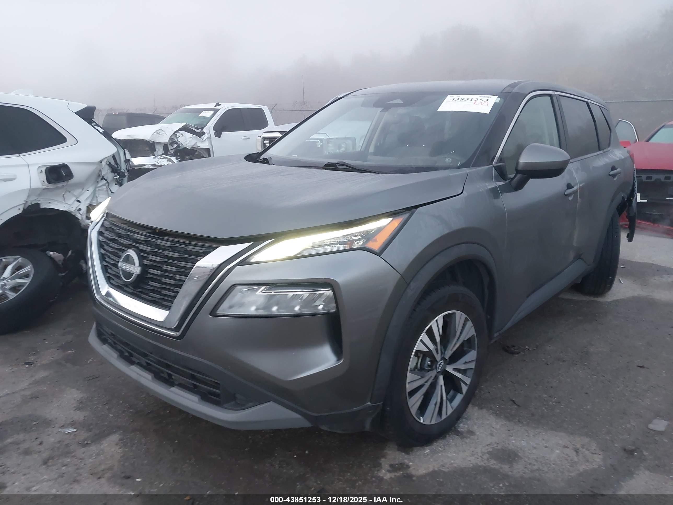 NISSAN ROGUE image 2
