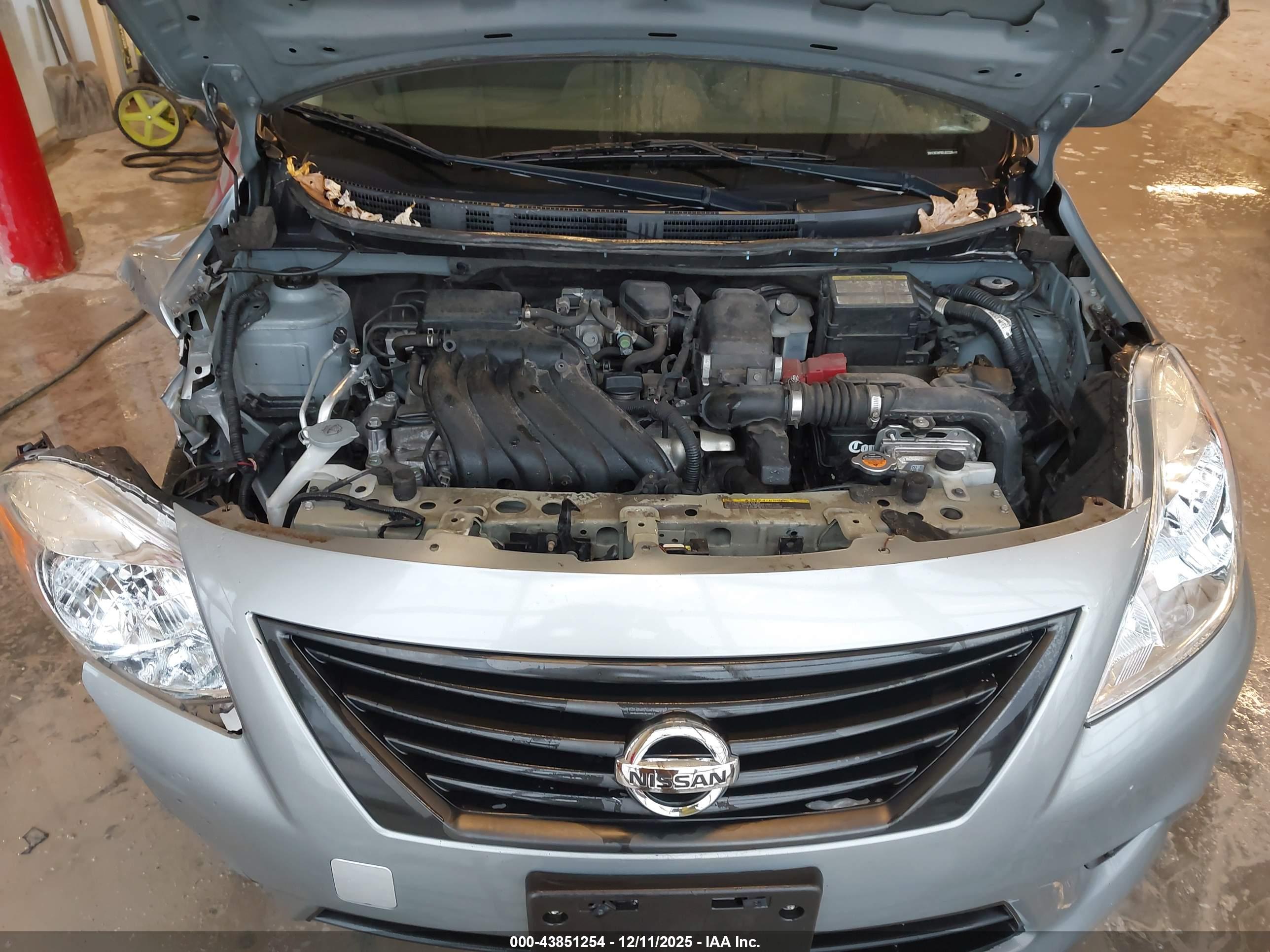 NISSAN VERSA image 10