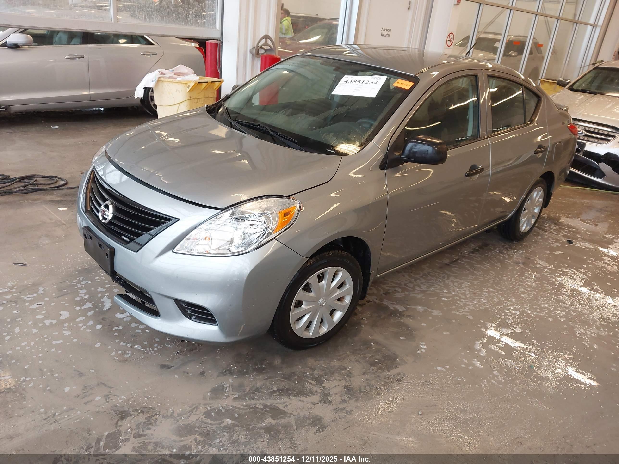 NISSAN VERSA image 2