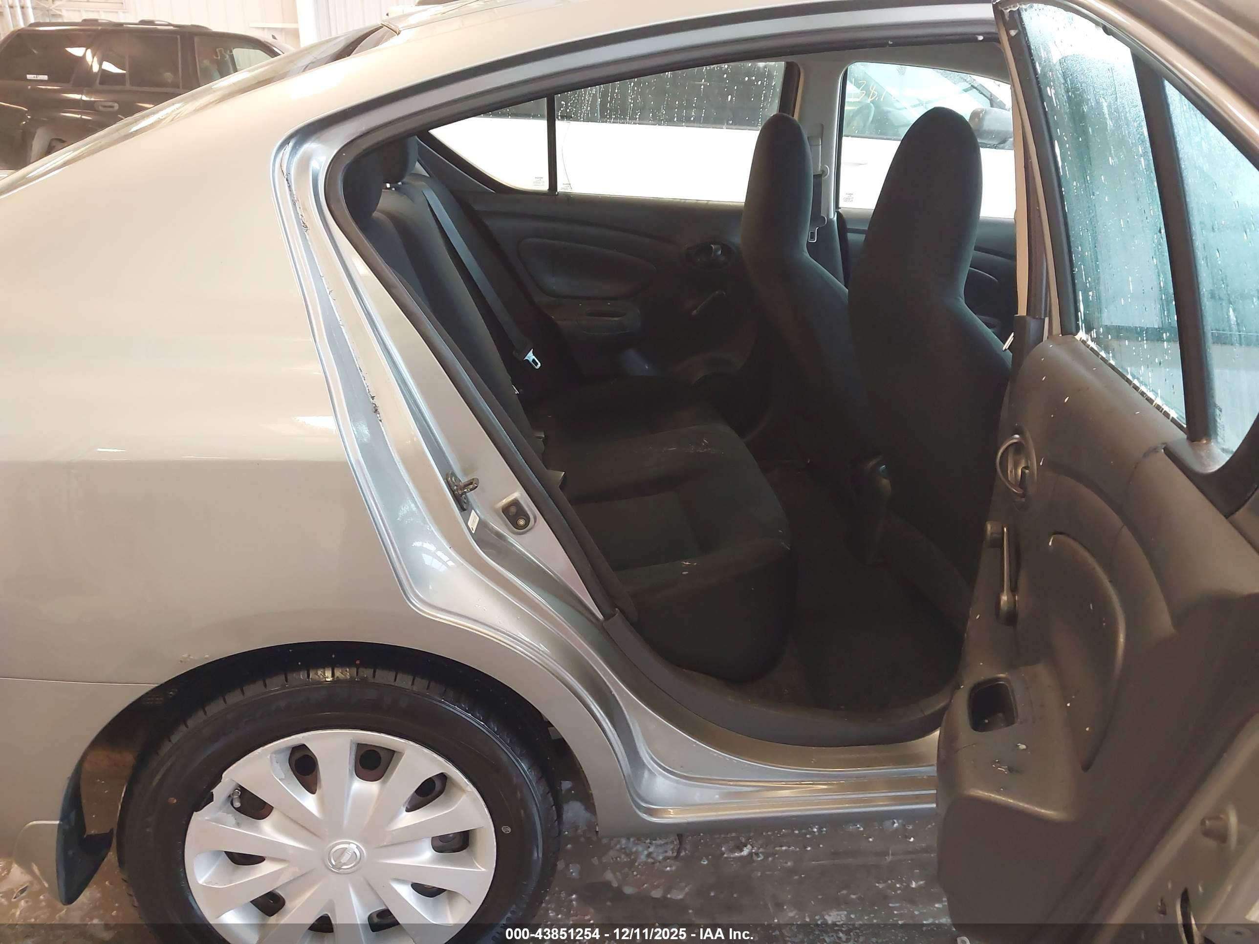 NISSAN VERSA image 8