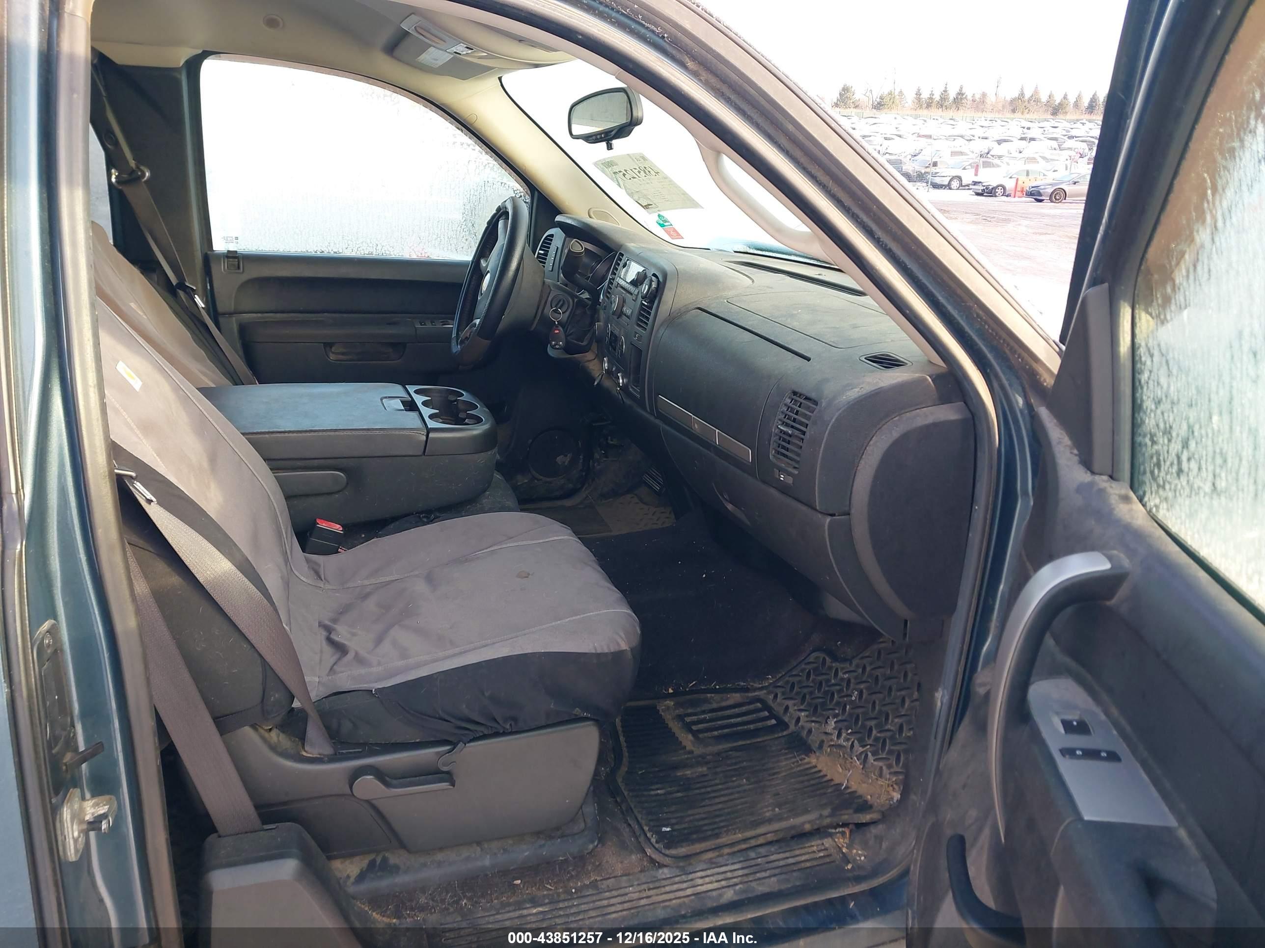CHEVROLET SILVERADO image 5