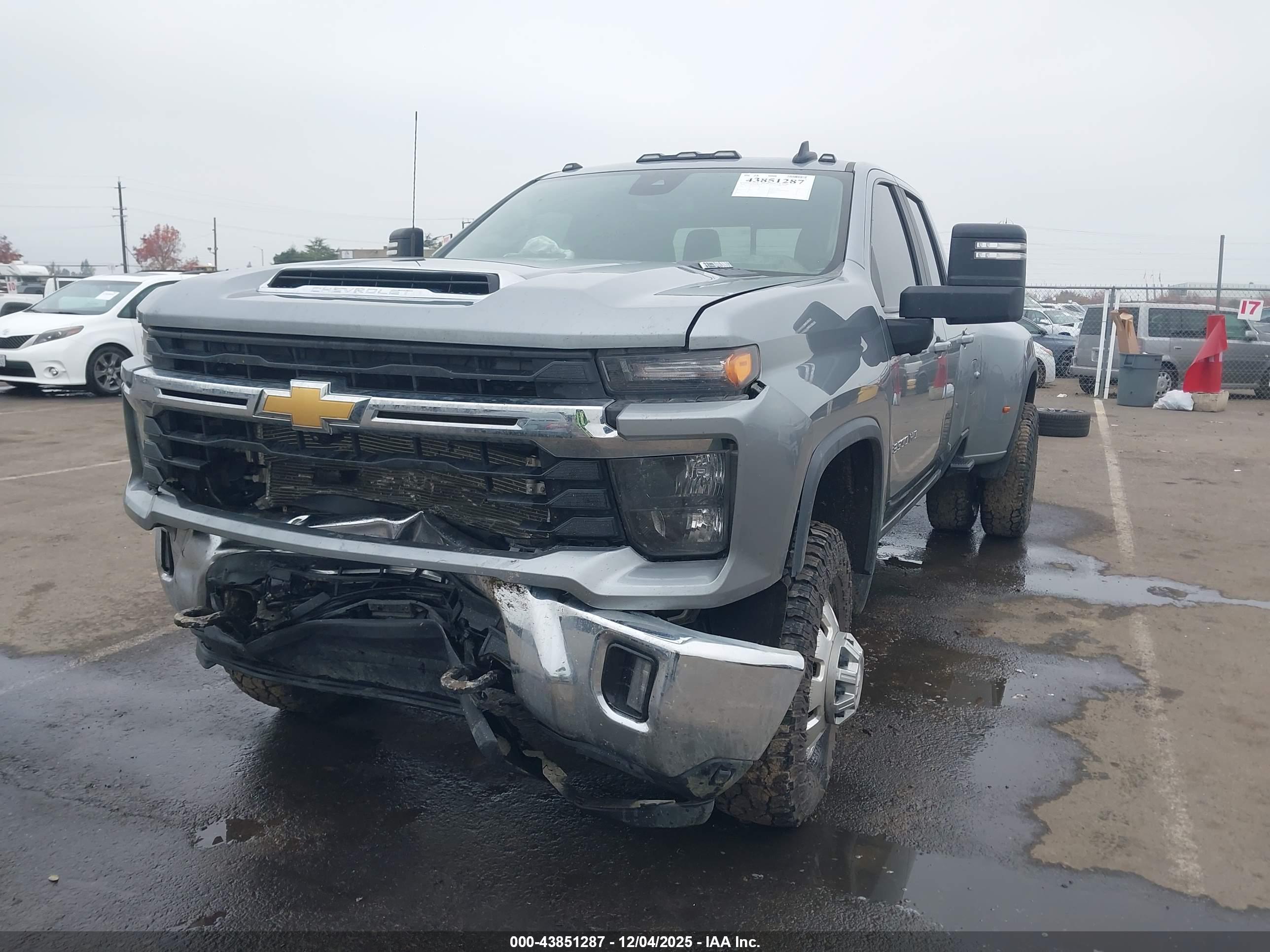 CHEVROLET SILVERADO image 2
