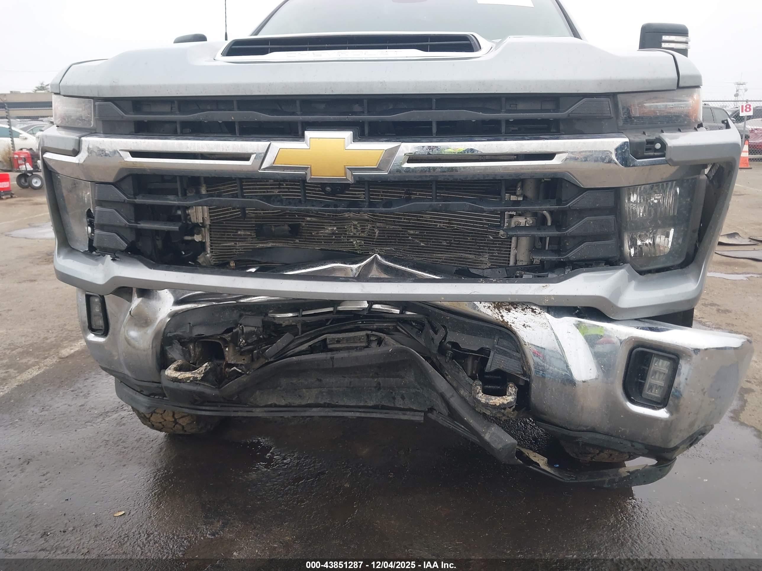 CHEVROLET SILVERADO image 6
