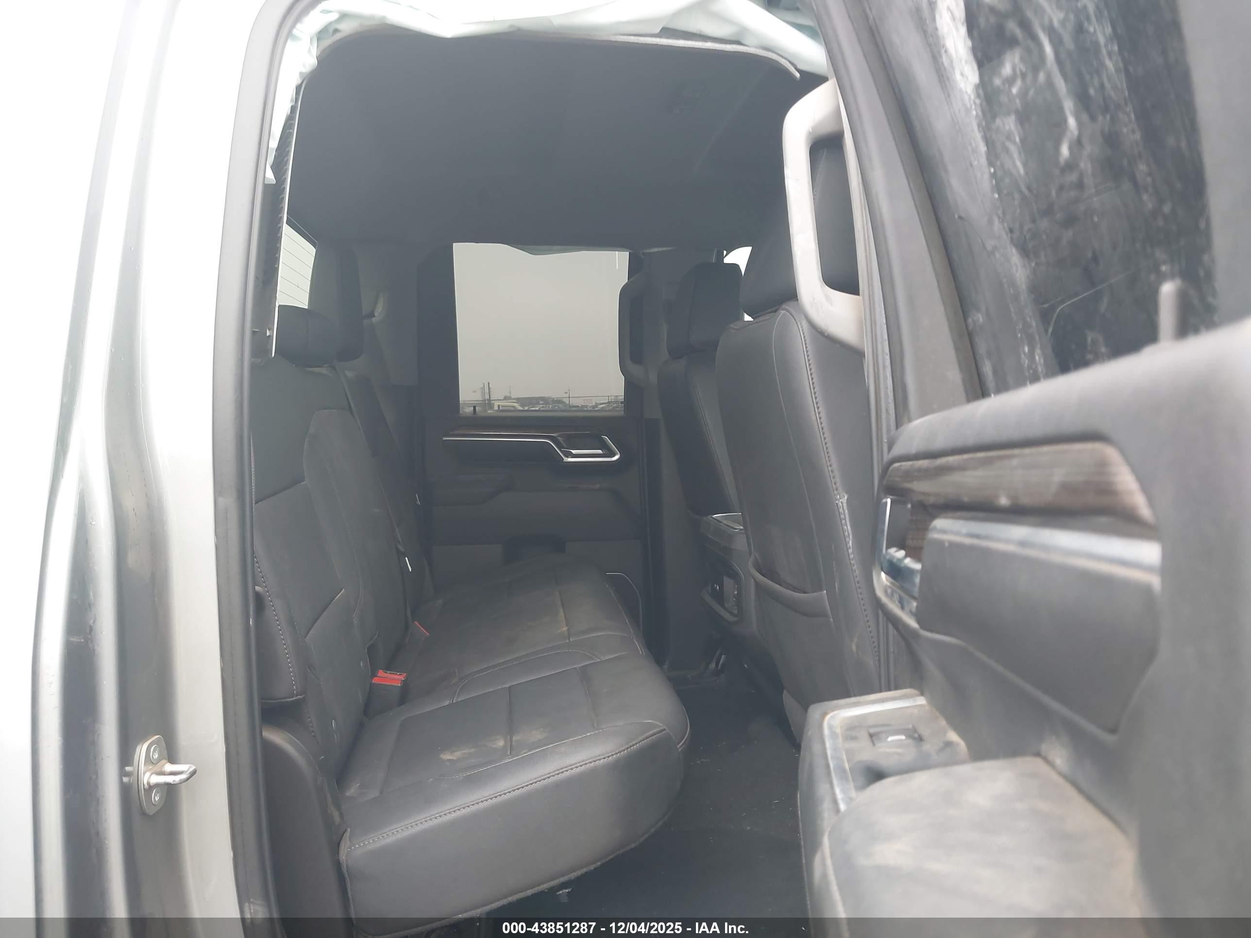 CHEVROLET SILVERADO image 8