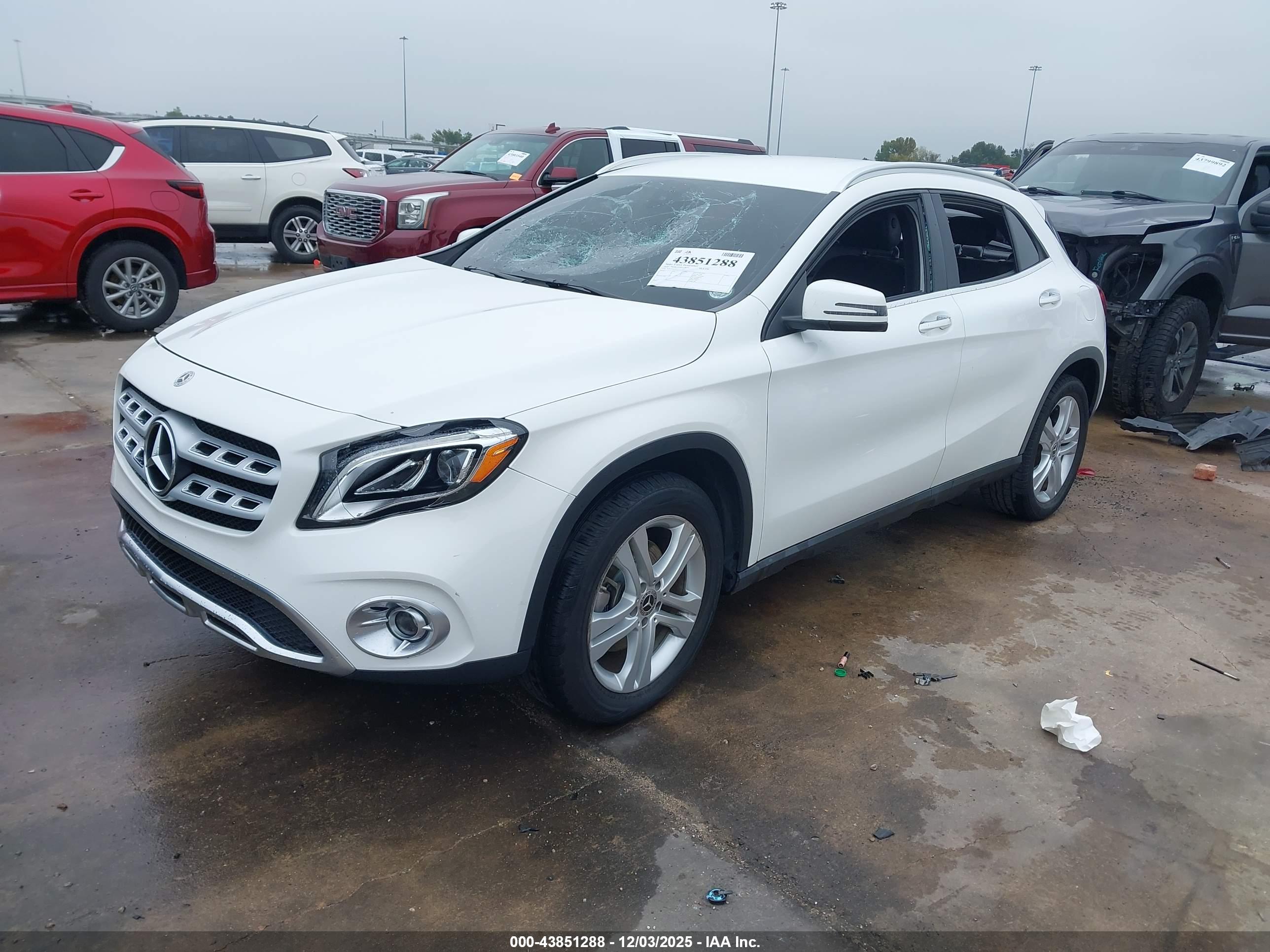 MERCEDES-BENZ GLA image 2