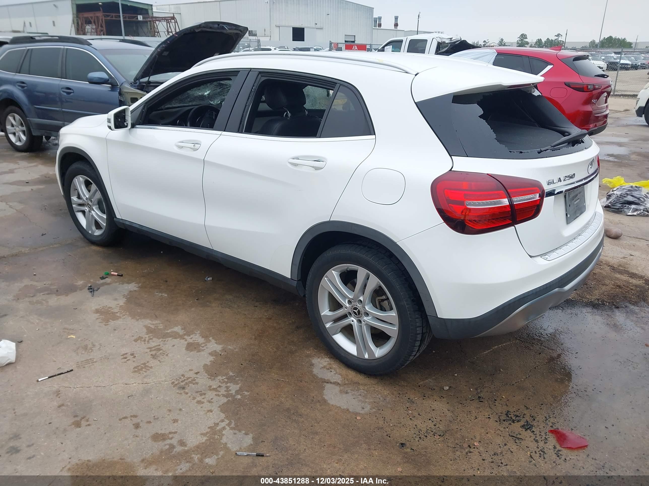 MERCEDES-BENZ GLA image 3