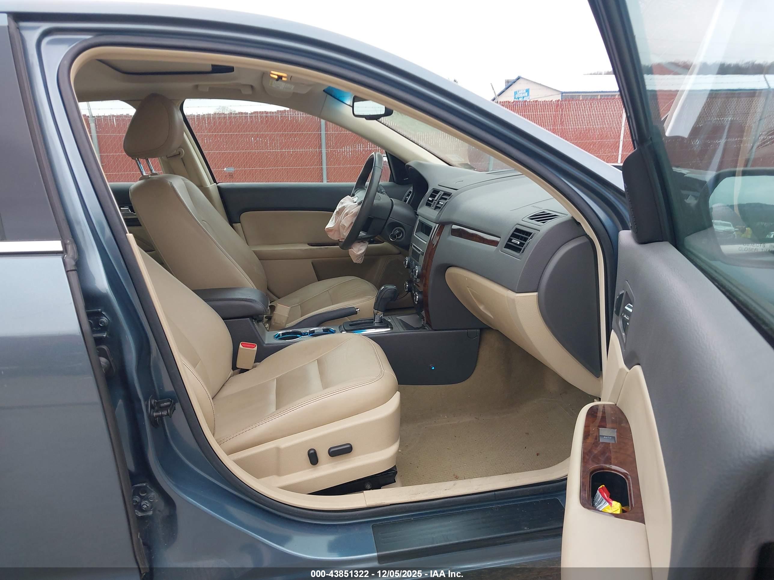 FORD FUSION image 5