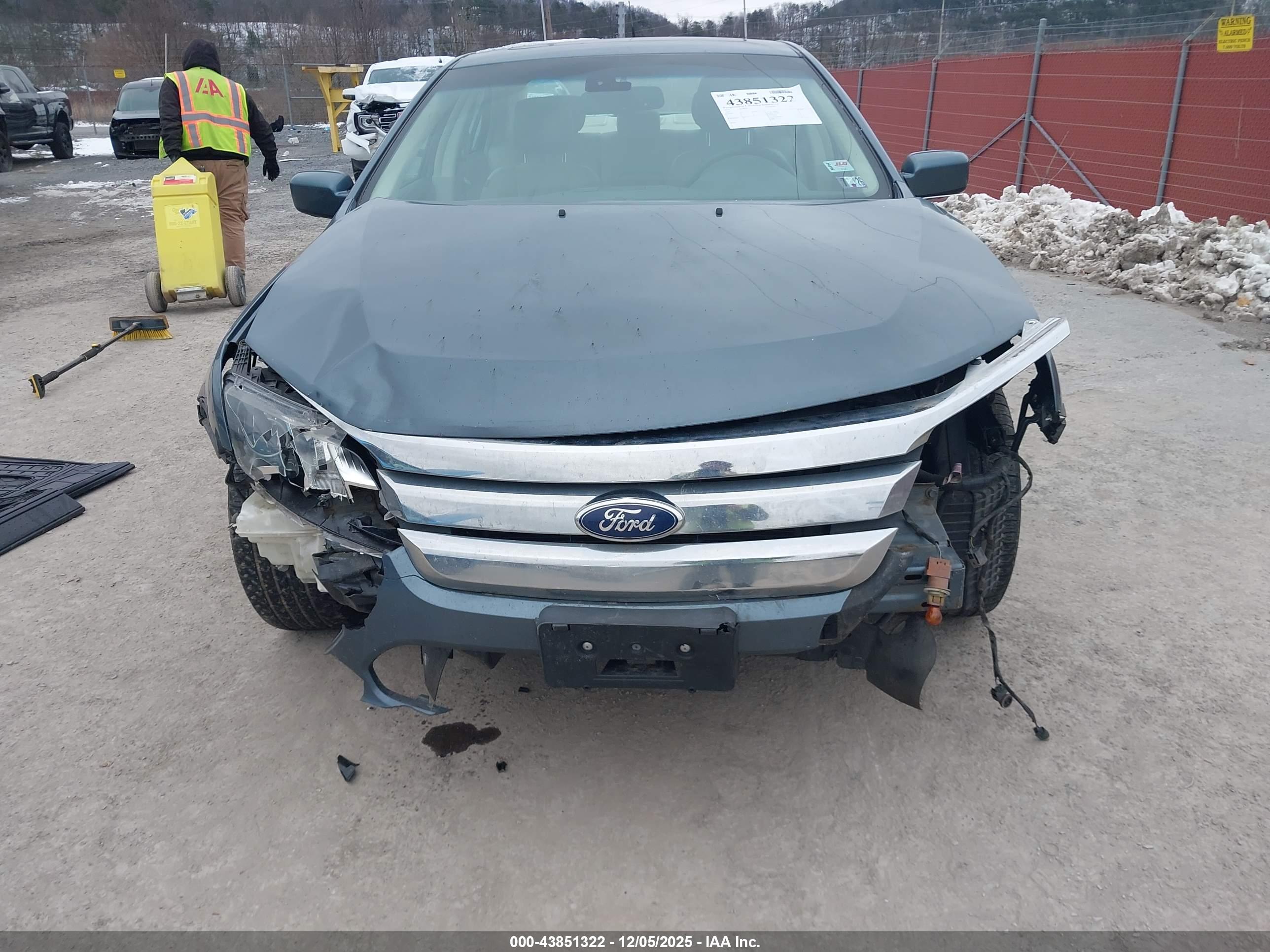 FORD FUSION image 6