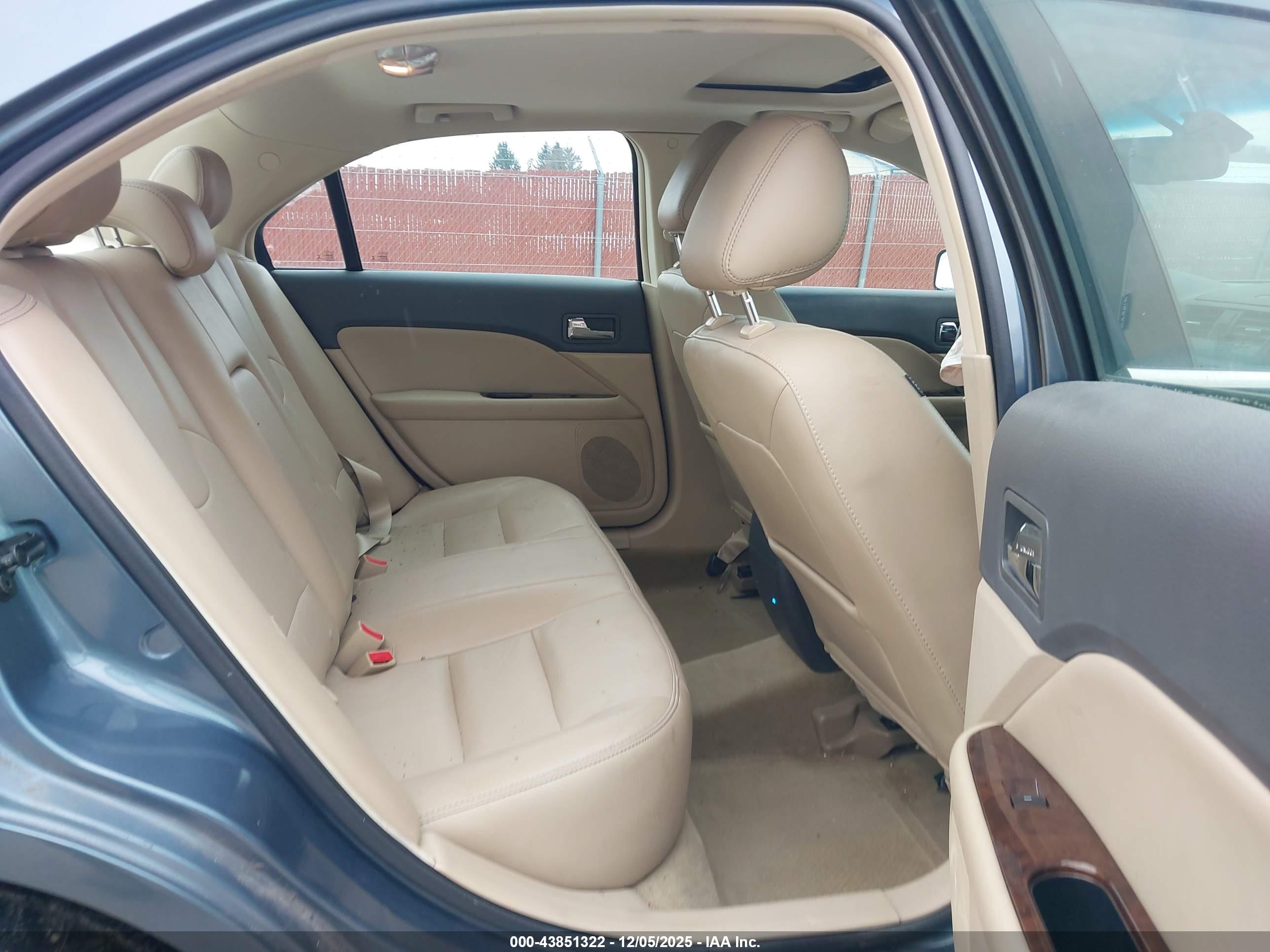 FORD FUSION image 8