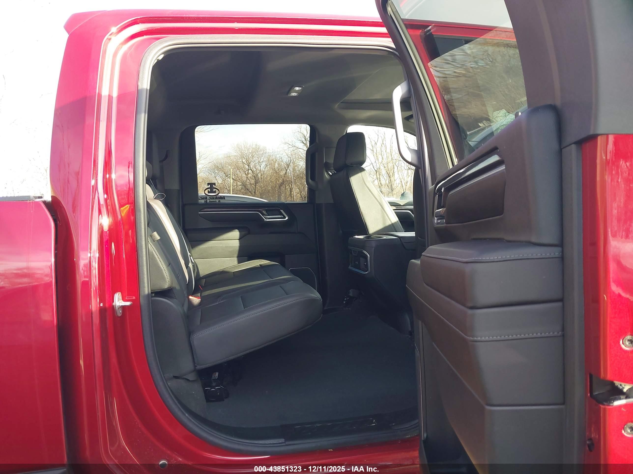 CHEVROLET SILVERADO image 7