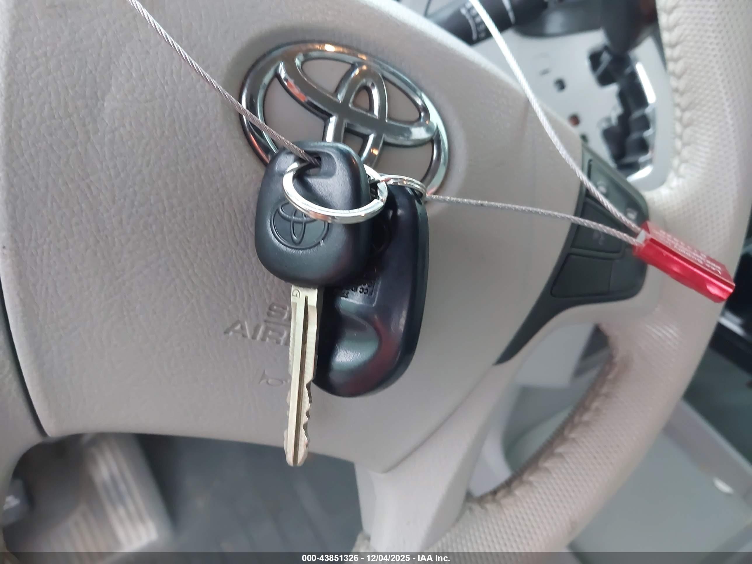 TOYOTA SIENNA image 11