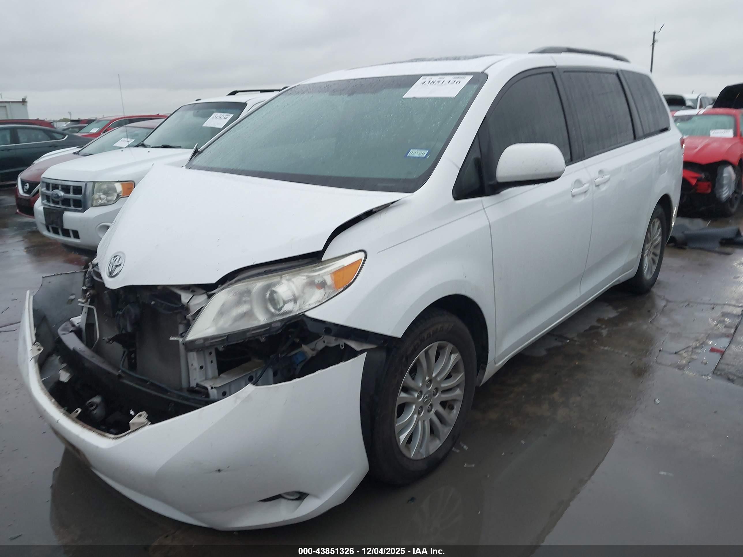 TOYOTA SIENNA image 2