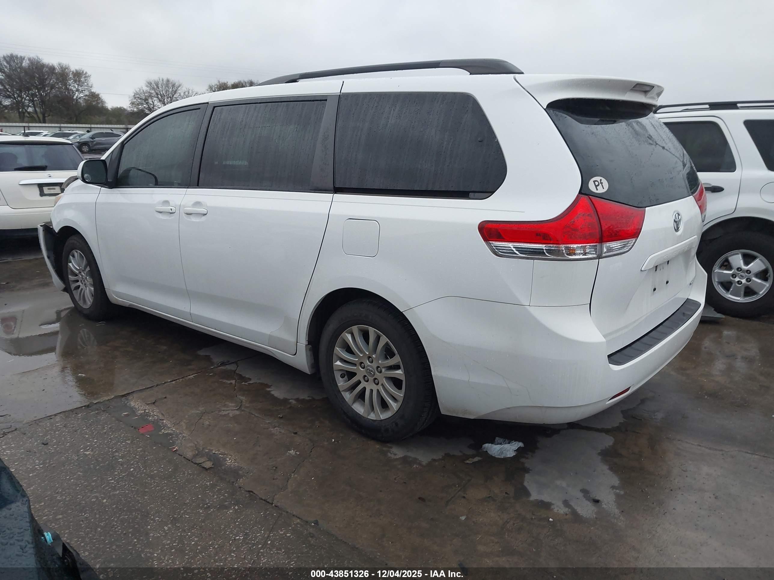 TOYOTA SIENNA image 3