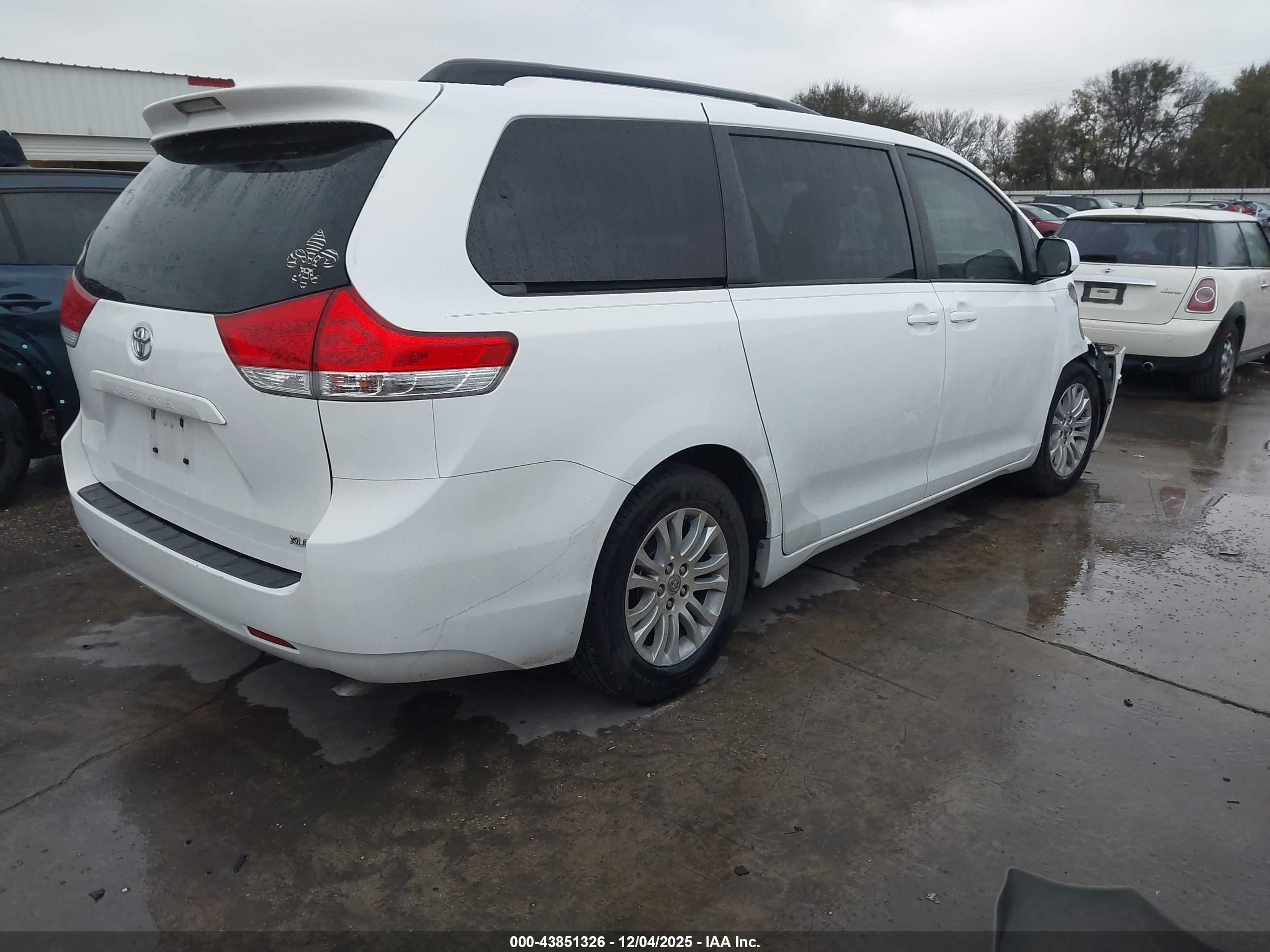 TOYOTA SIENNA image 4