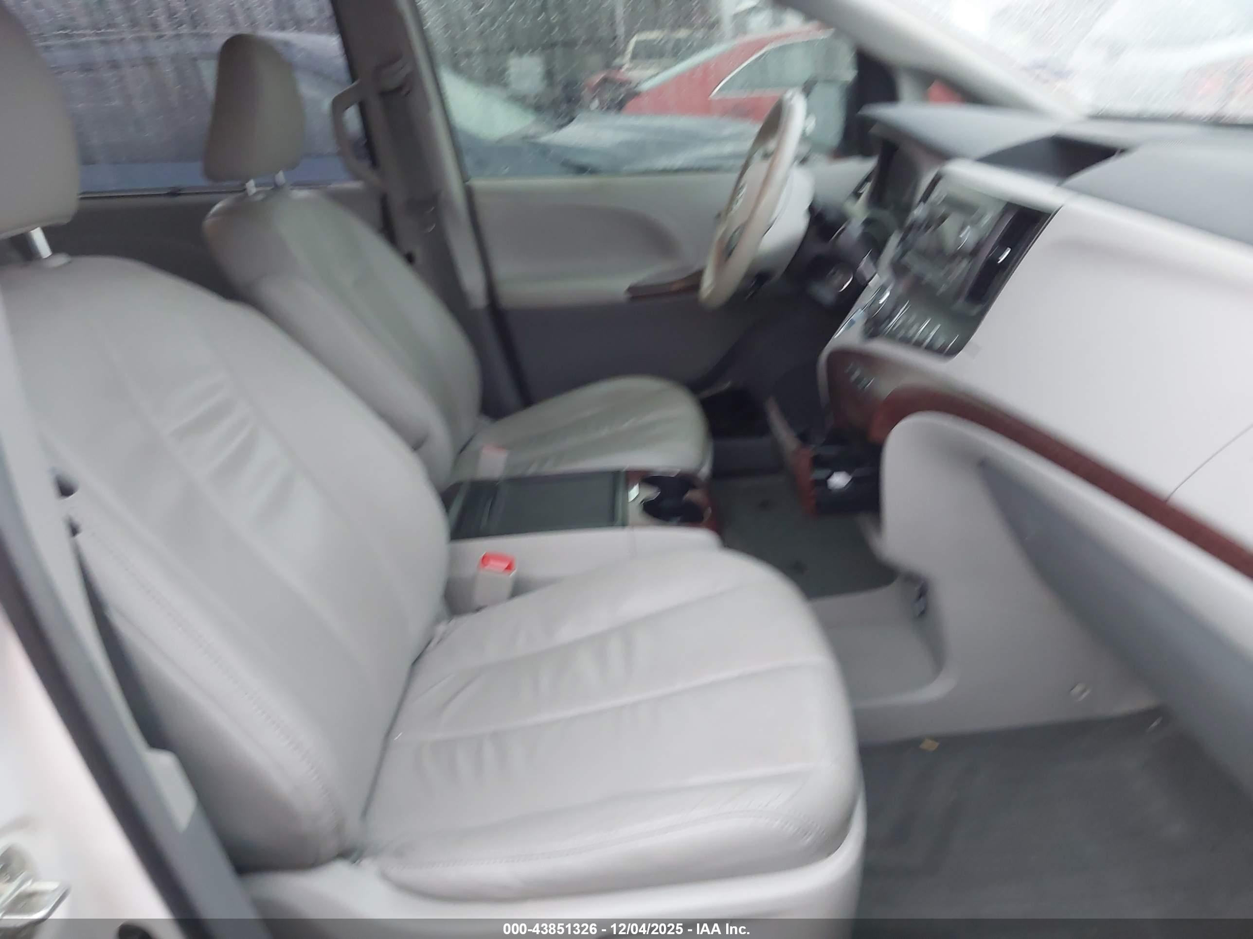 TOYOTA SIENNA image 5