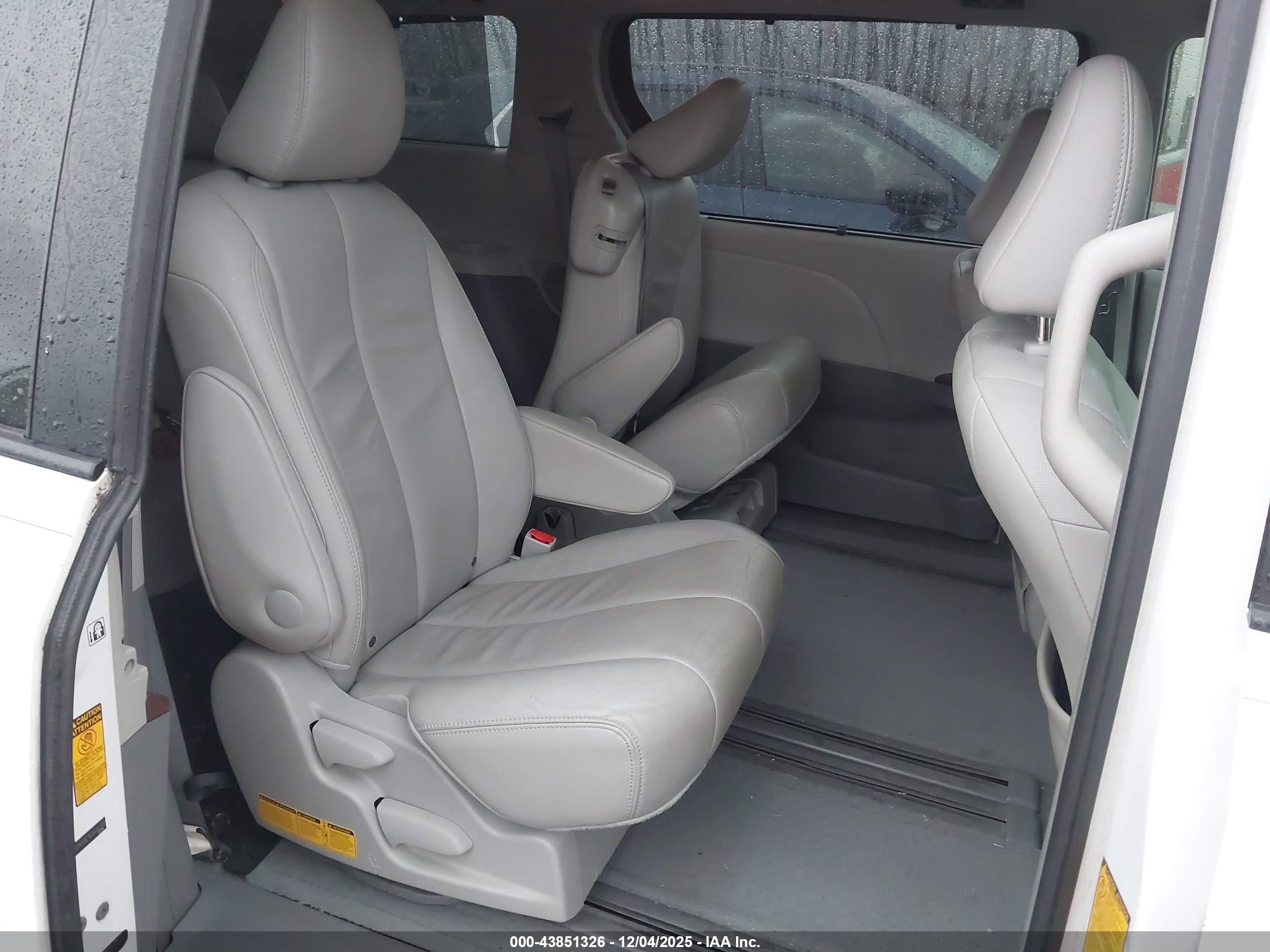 TOYOTA SIENNA image 8