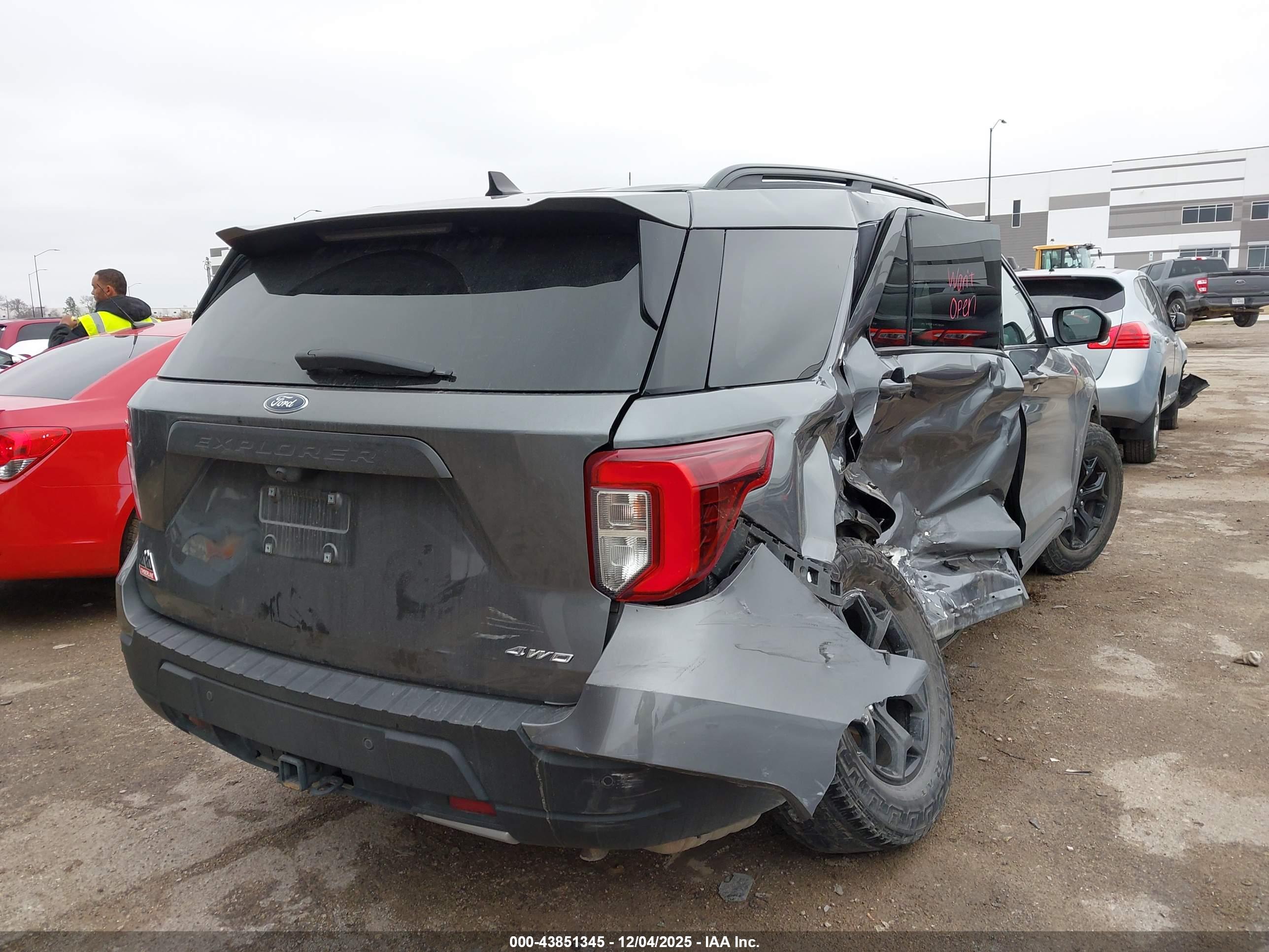 FORD EXPLORER image 4