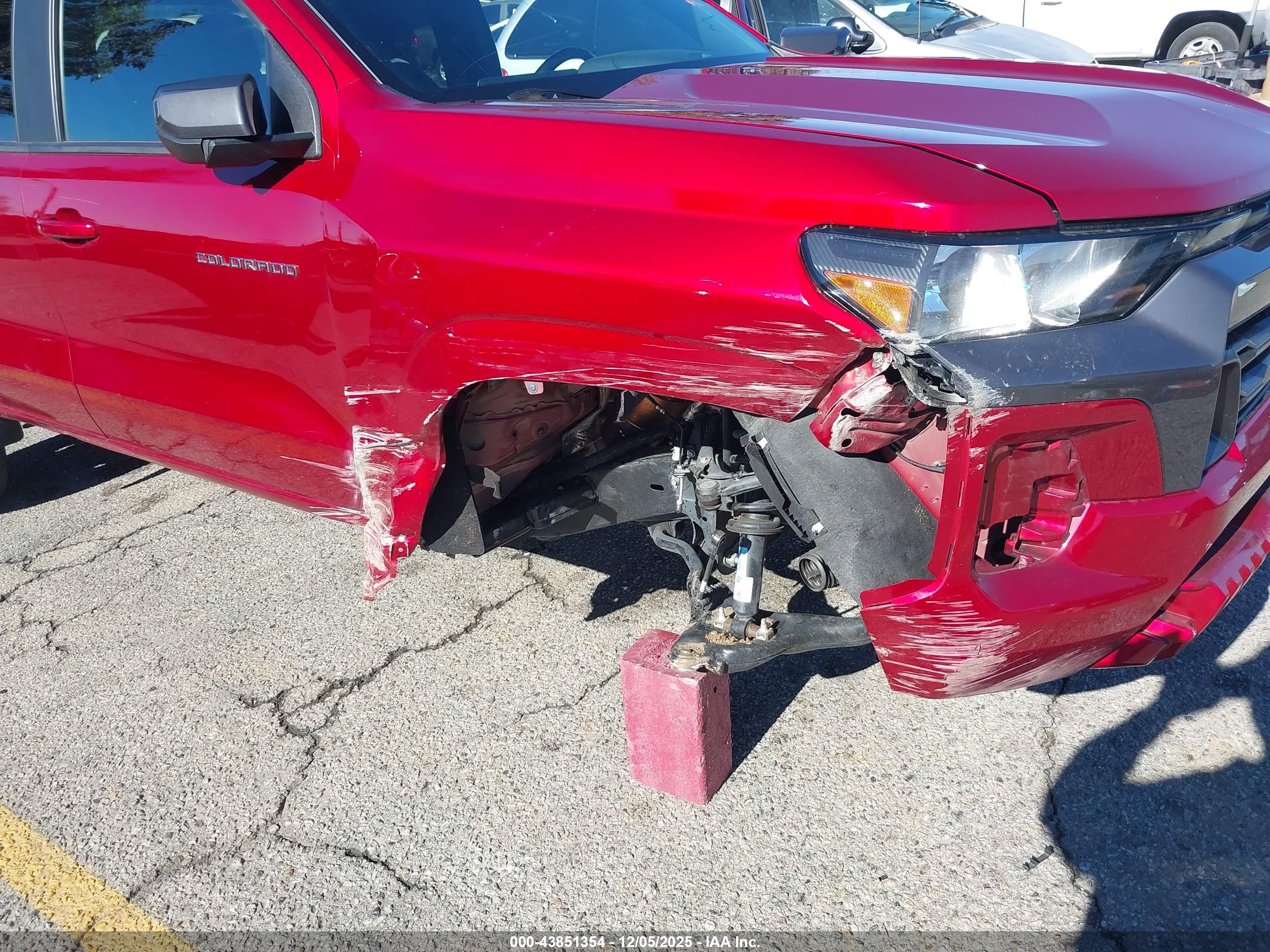 CHEVROLET COLORADO image 6