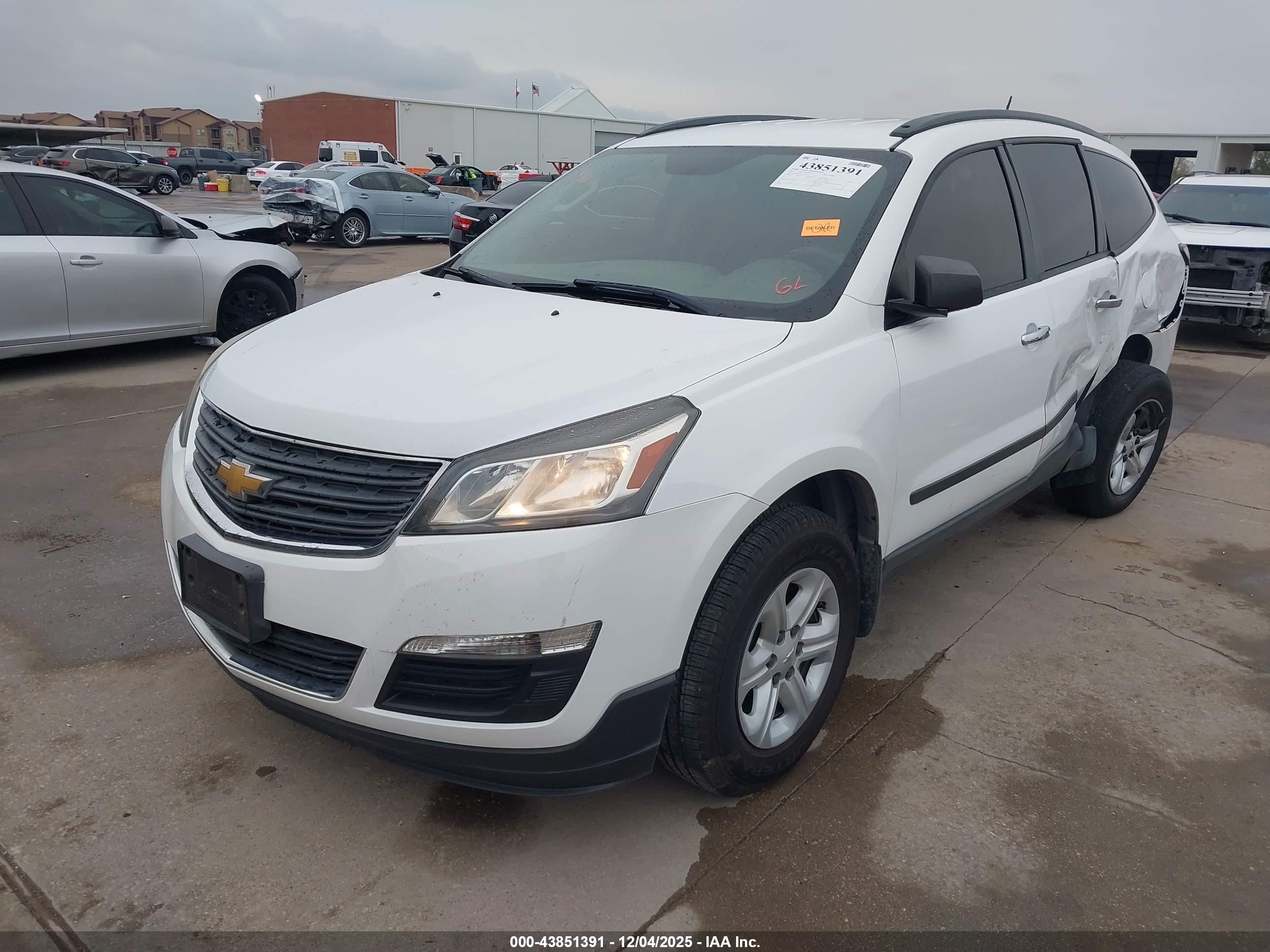 CHEVROLET TRAVERSE image 2