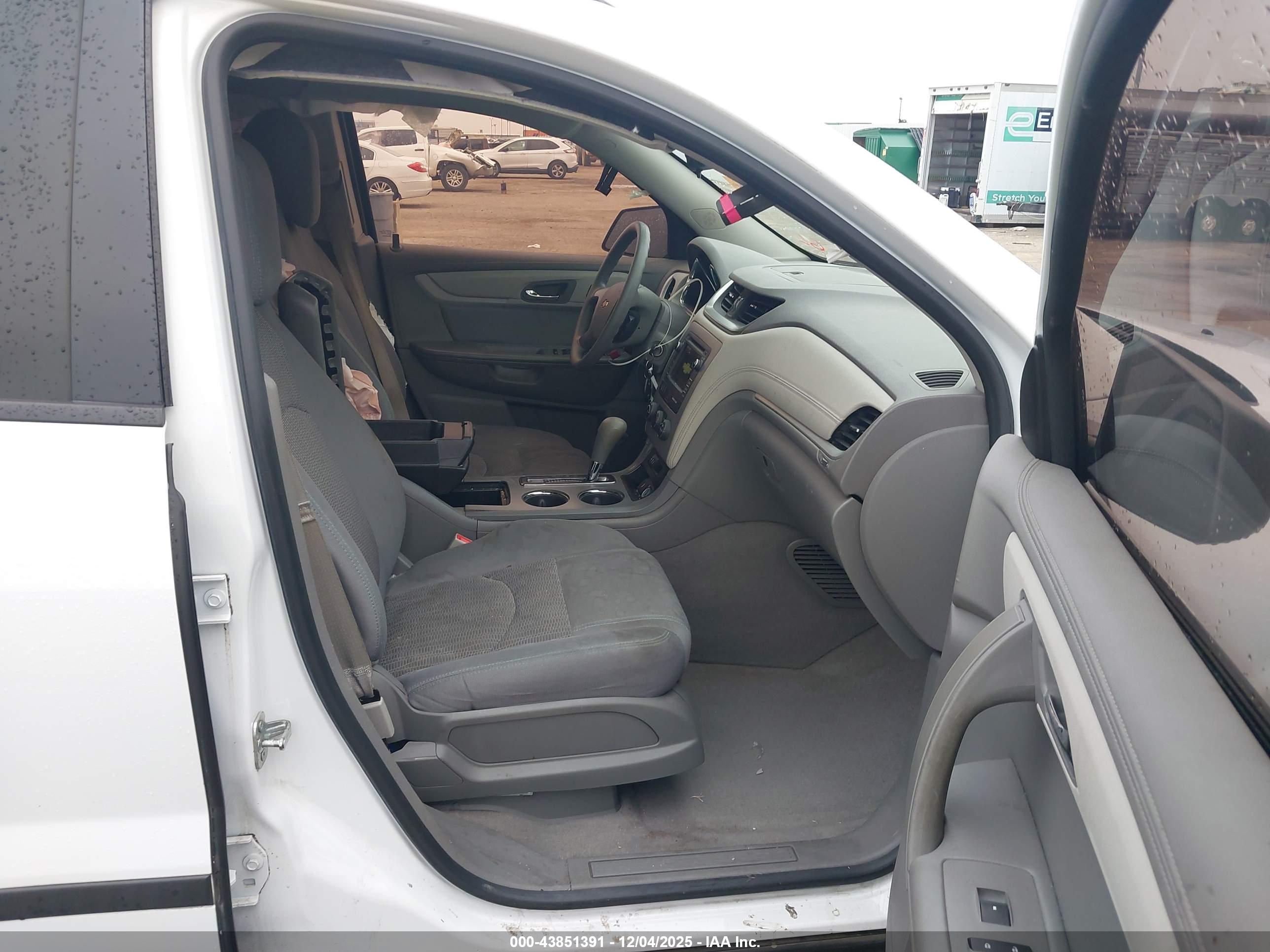 CHEVROLET TRAVERSE image 5