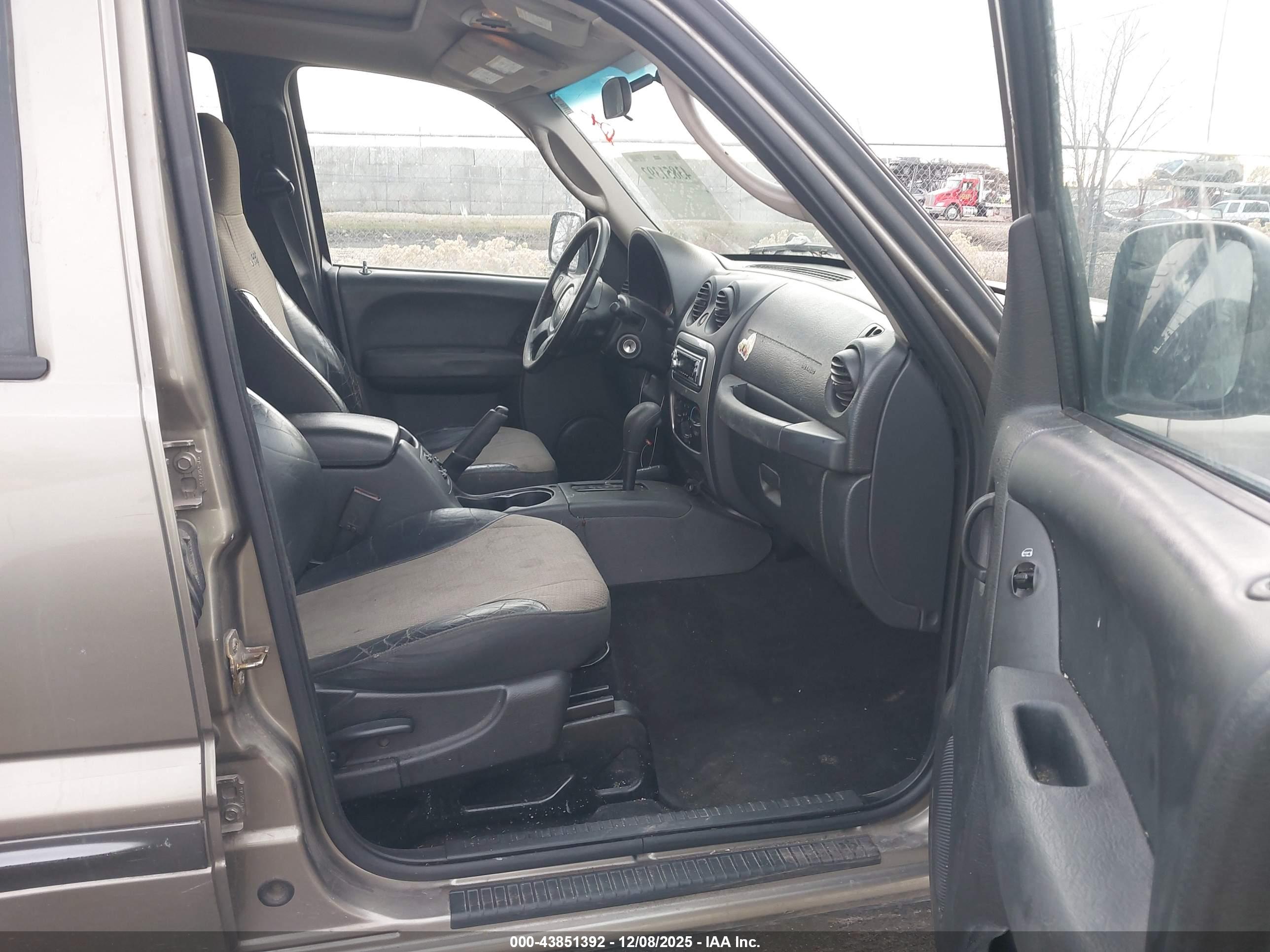 JEEP LIBERTY image 5