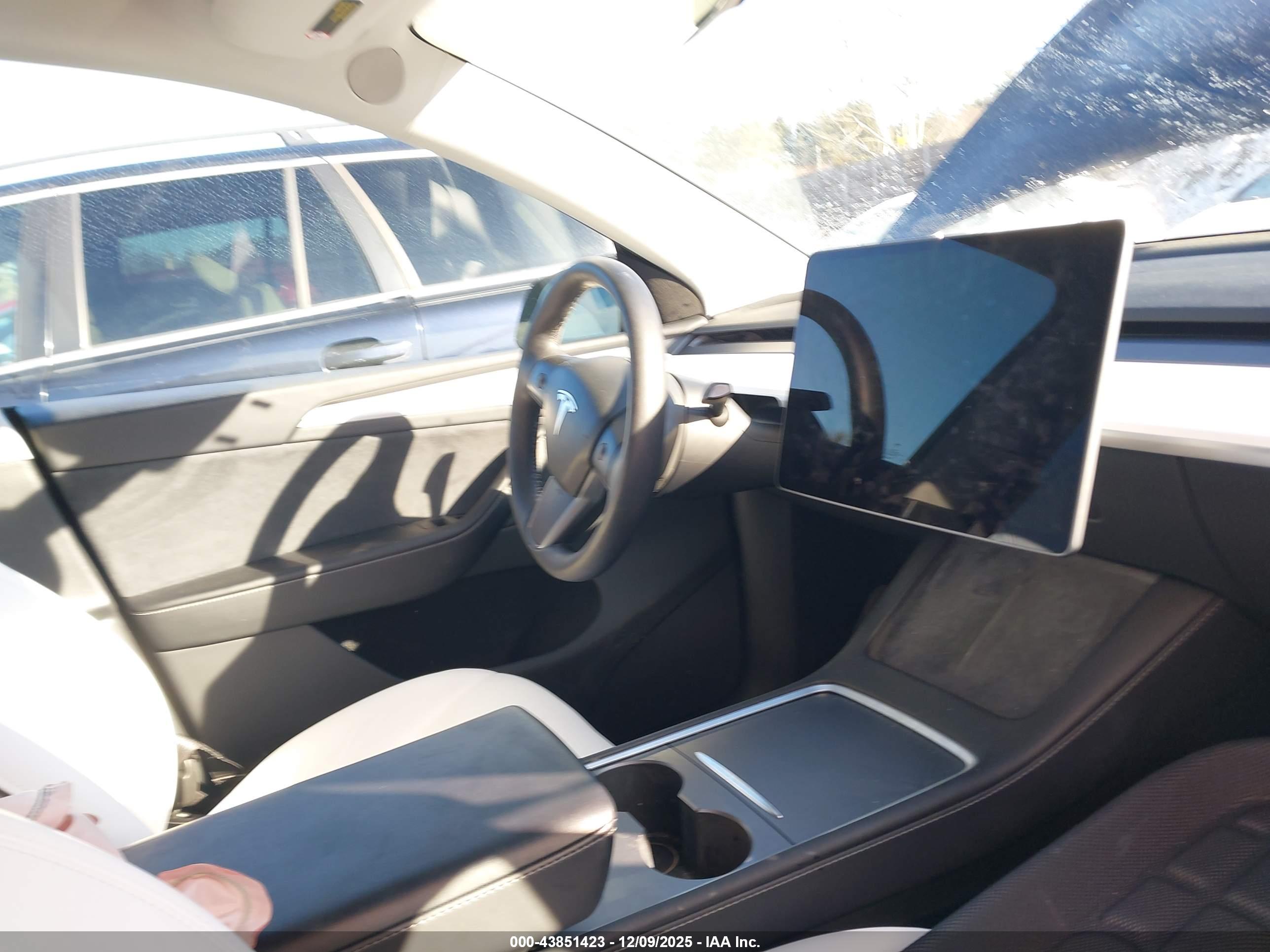 TESLA MODEL image 5