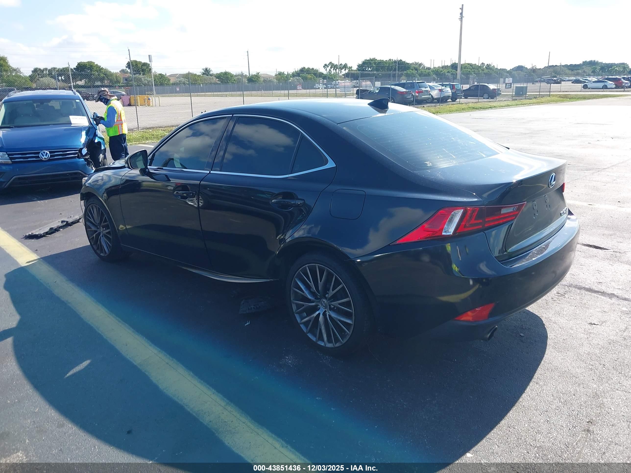 LEXUS IS image 3