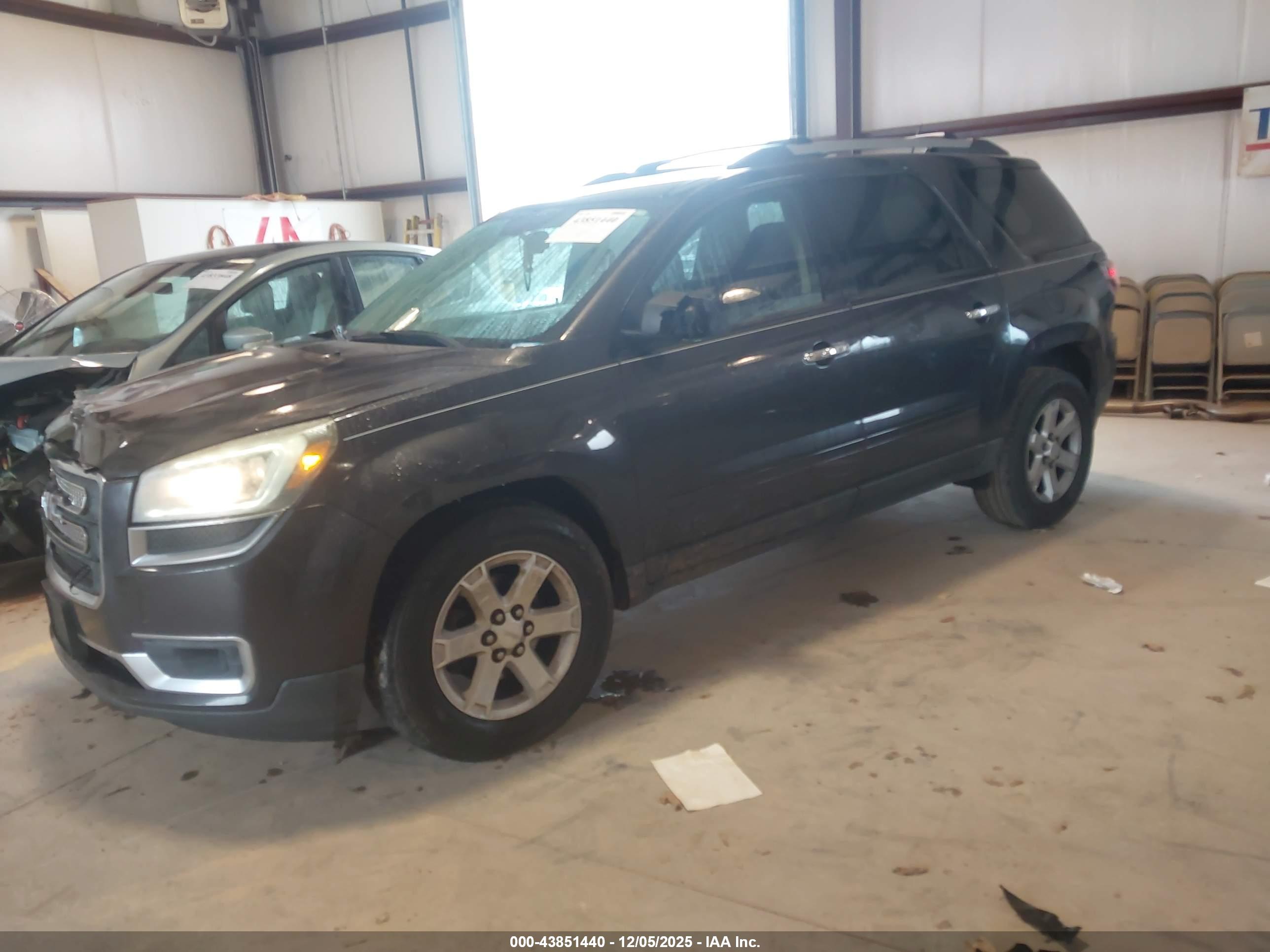 GMC ACADIA image 2