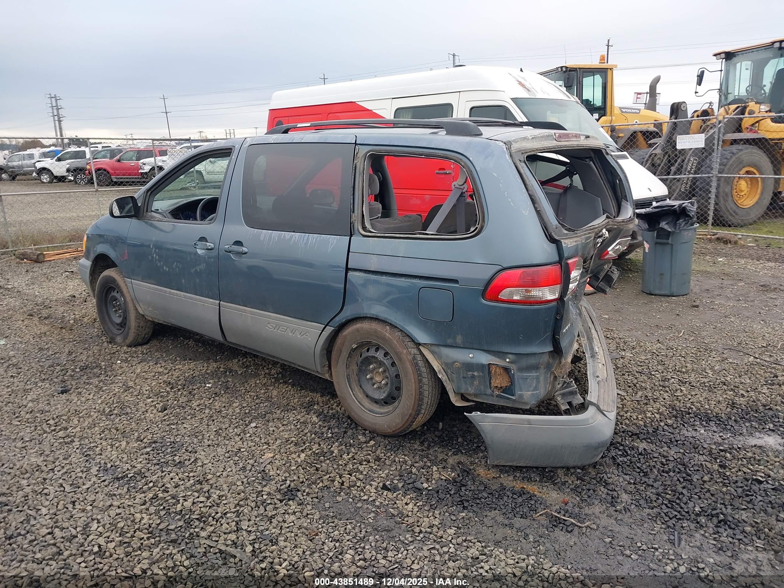 TOYOTA SIENNA image 3