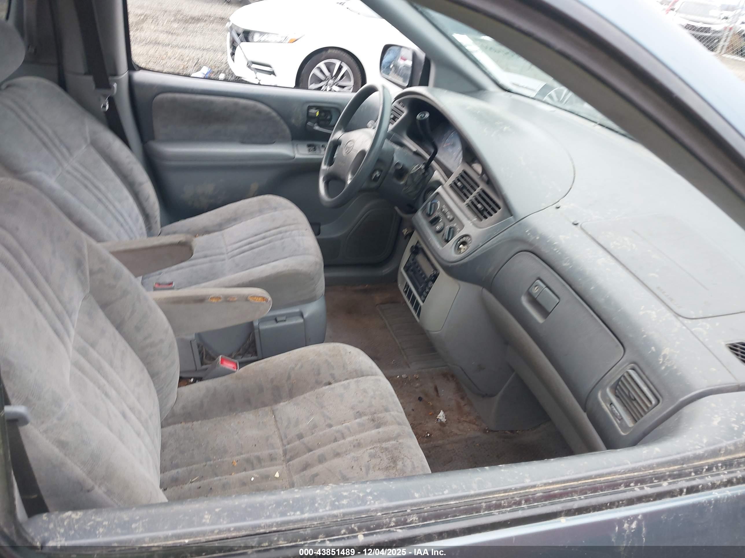 TOYOTA SIENNA image 5