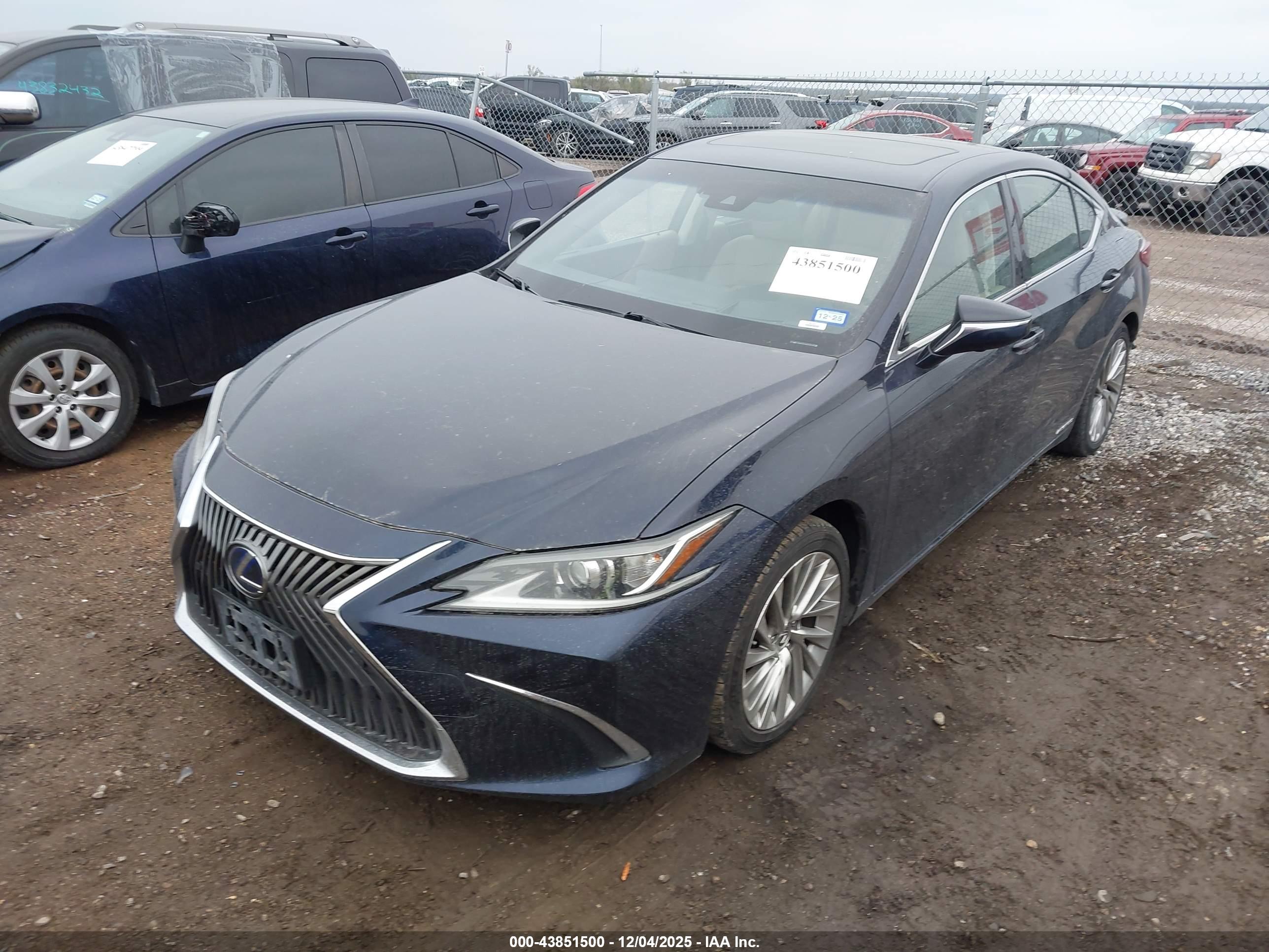 LEXUS ES image 2