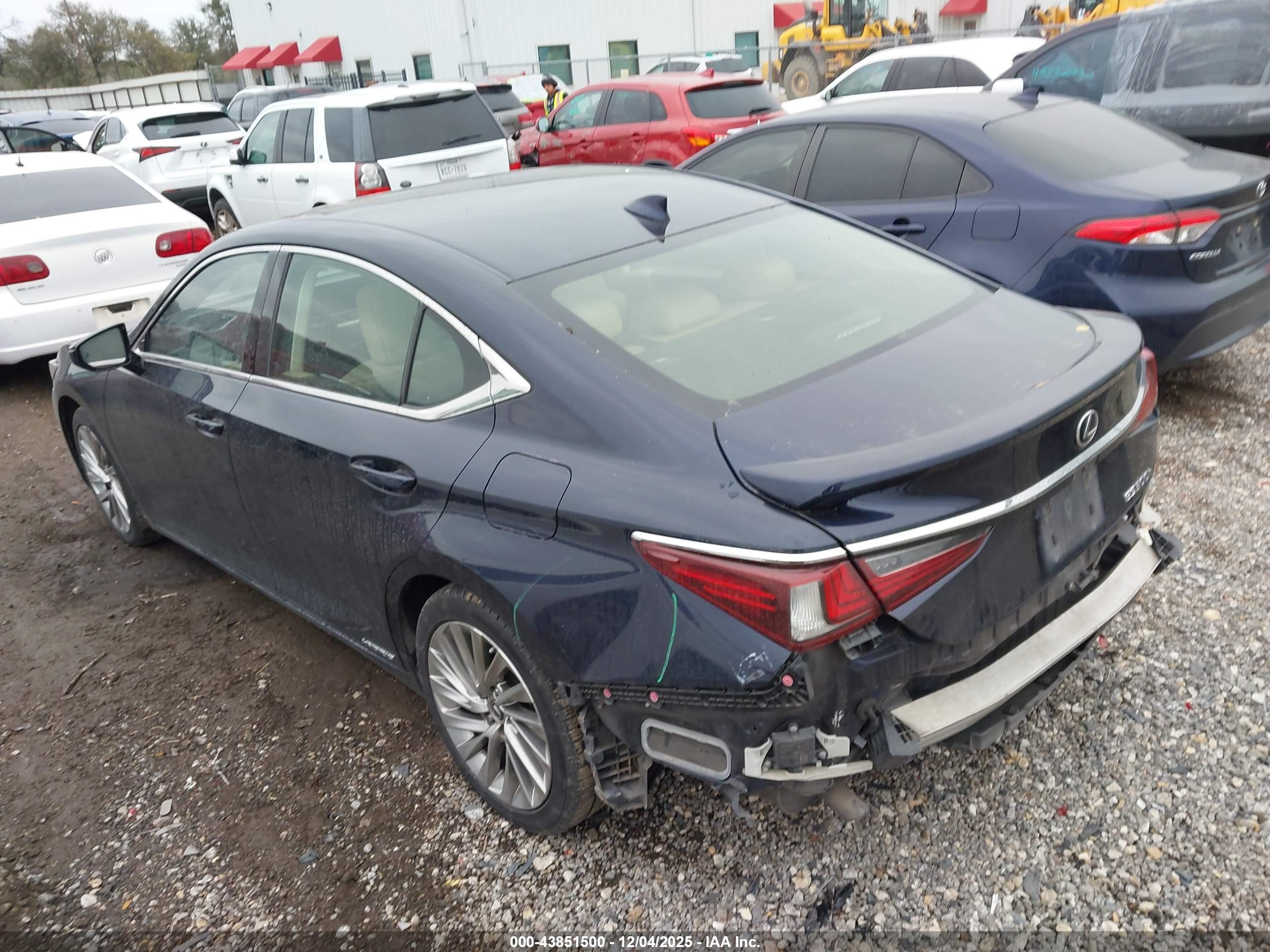LEXUS ES image 3
