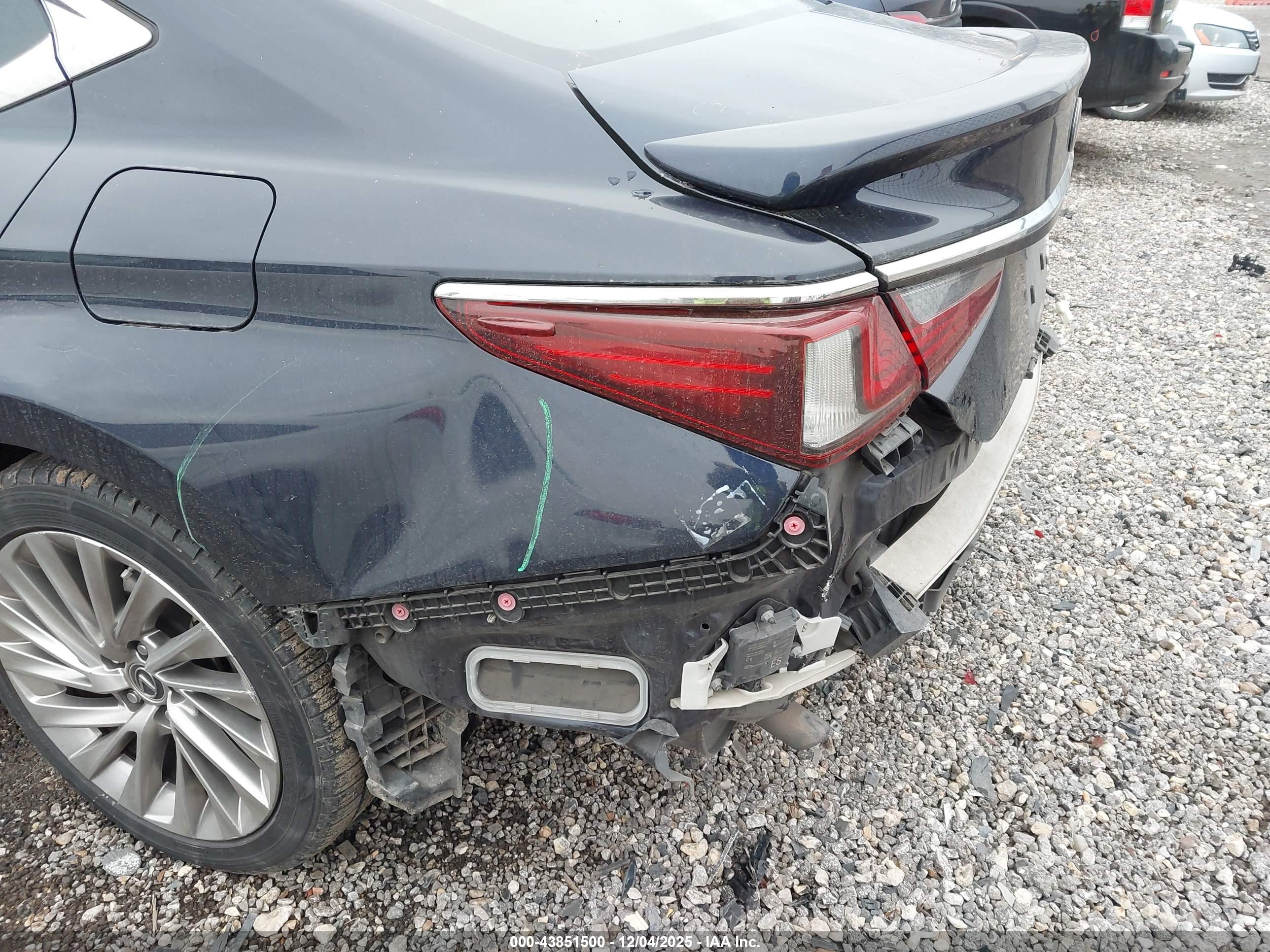 LEXUS ES image 6