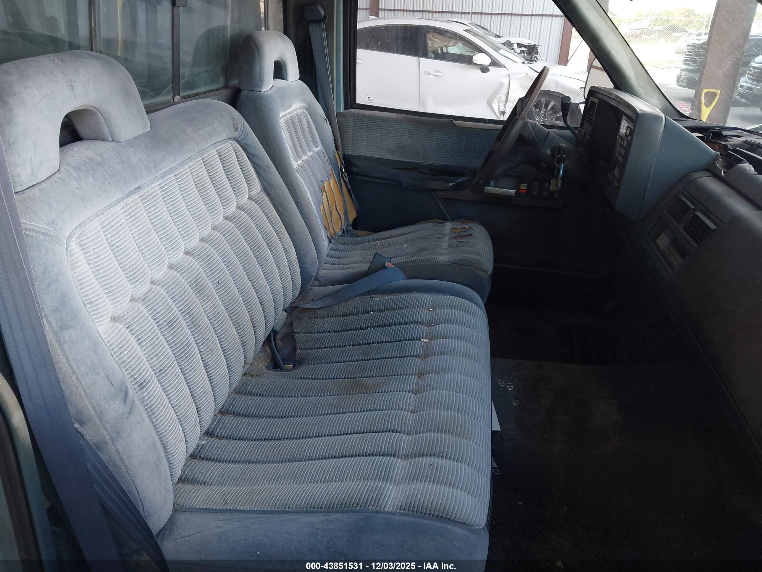CHEVROLET GMT-400 image 8