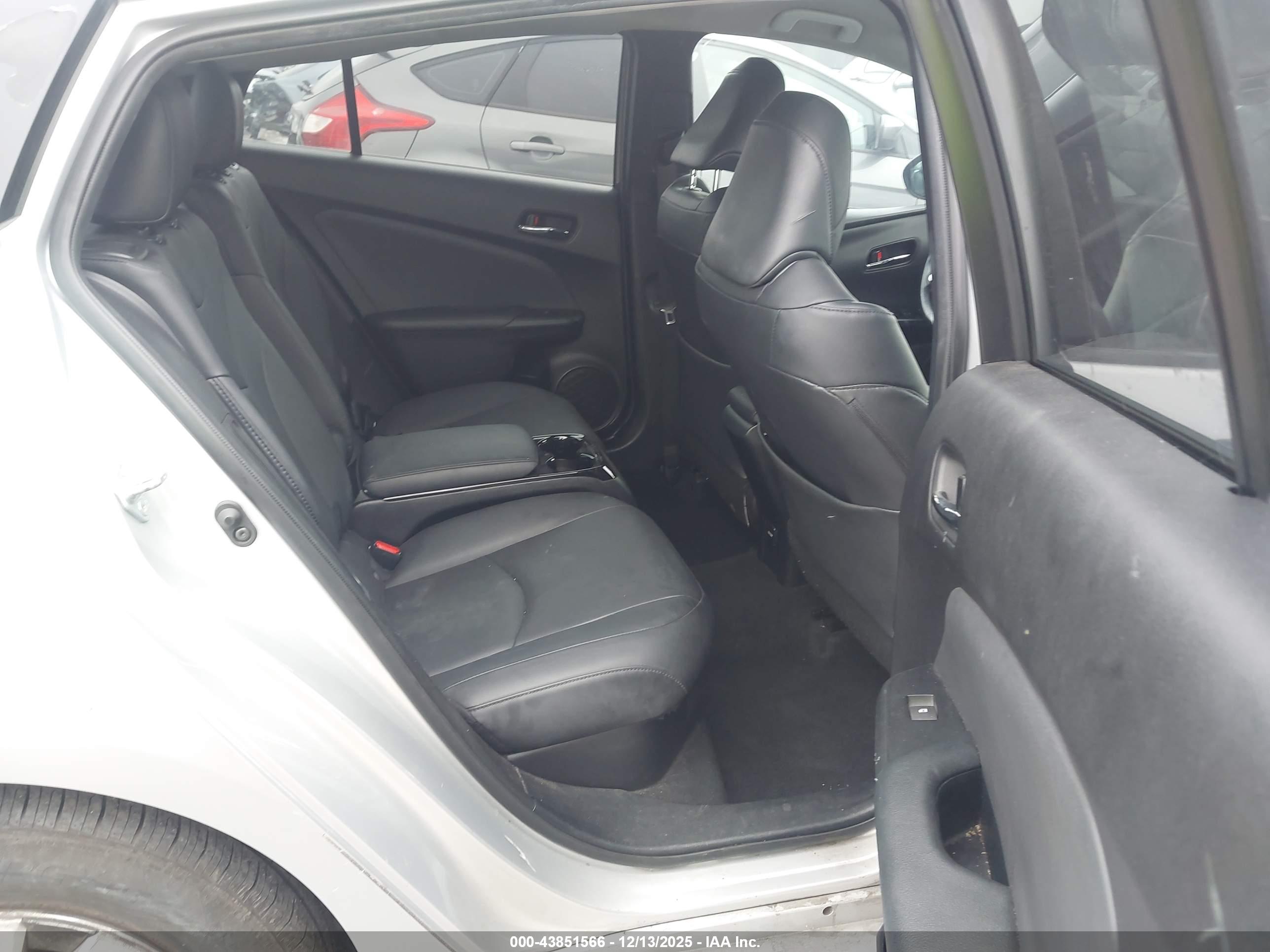 TOYOTA PRIUS image 8