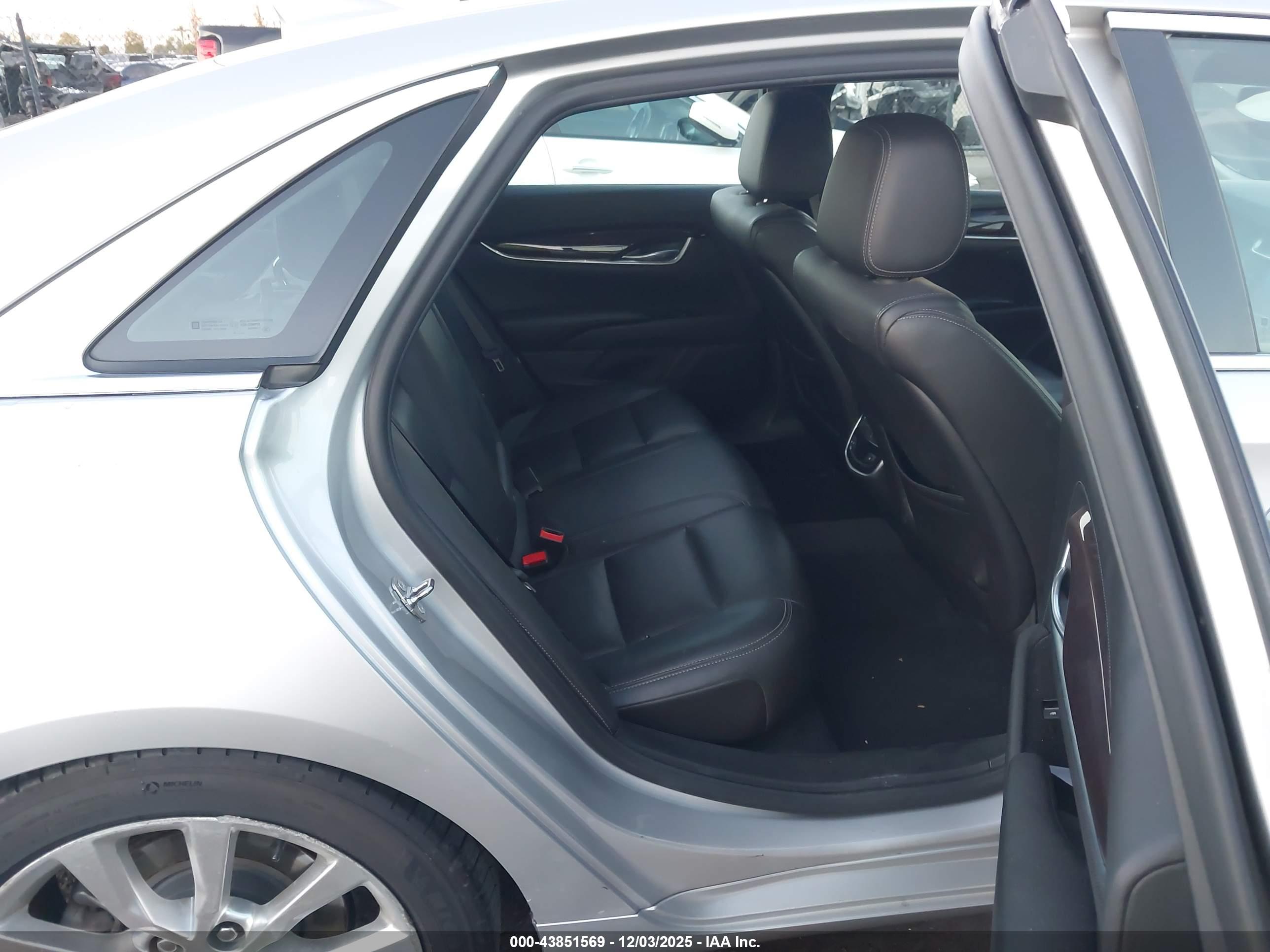 CADILLAC XTS image 8