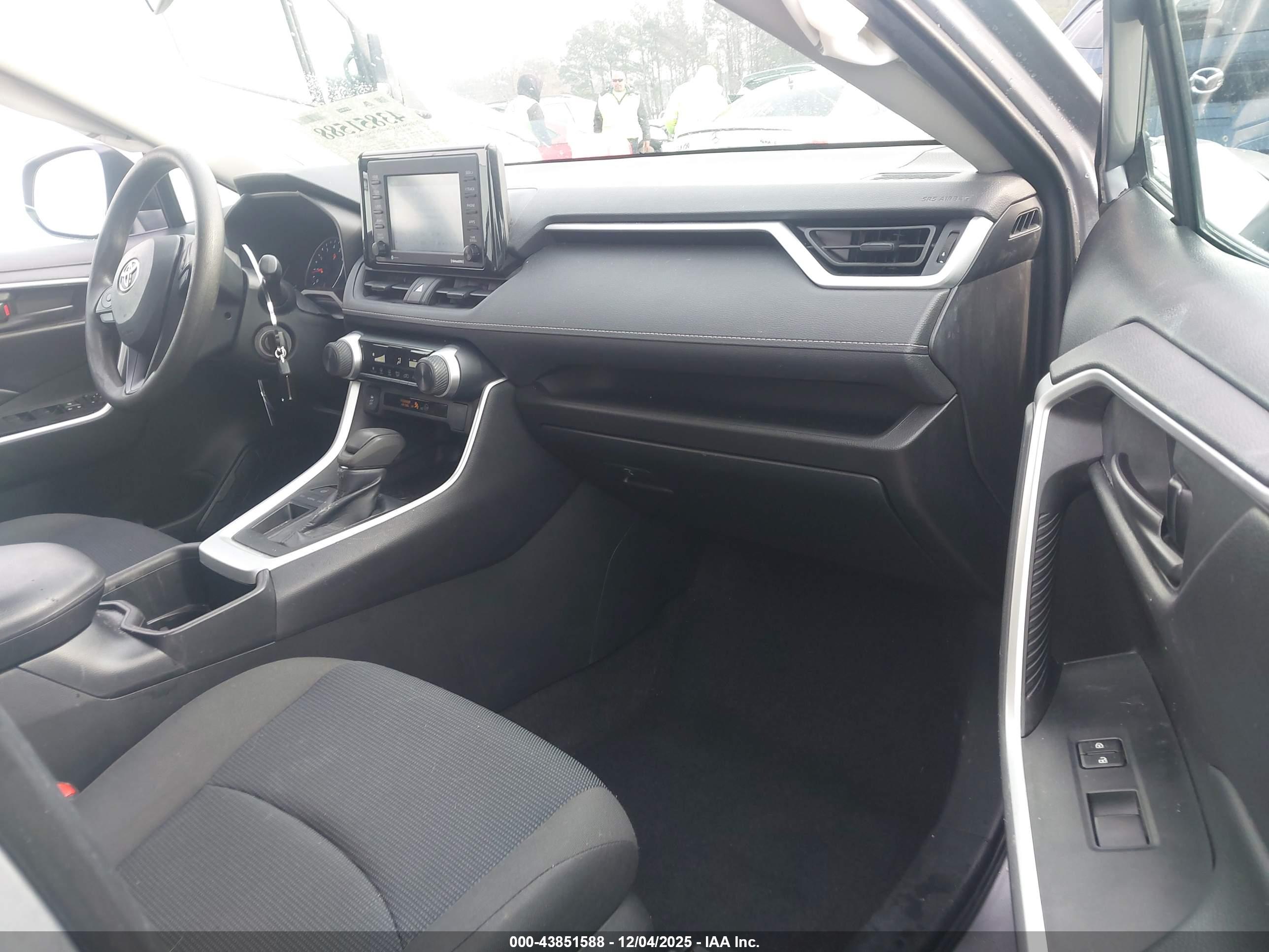 TOYOTA RAV4 image 5