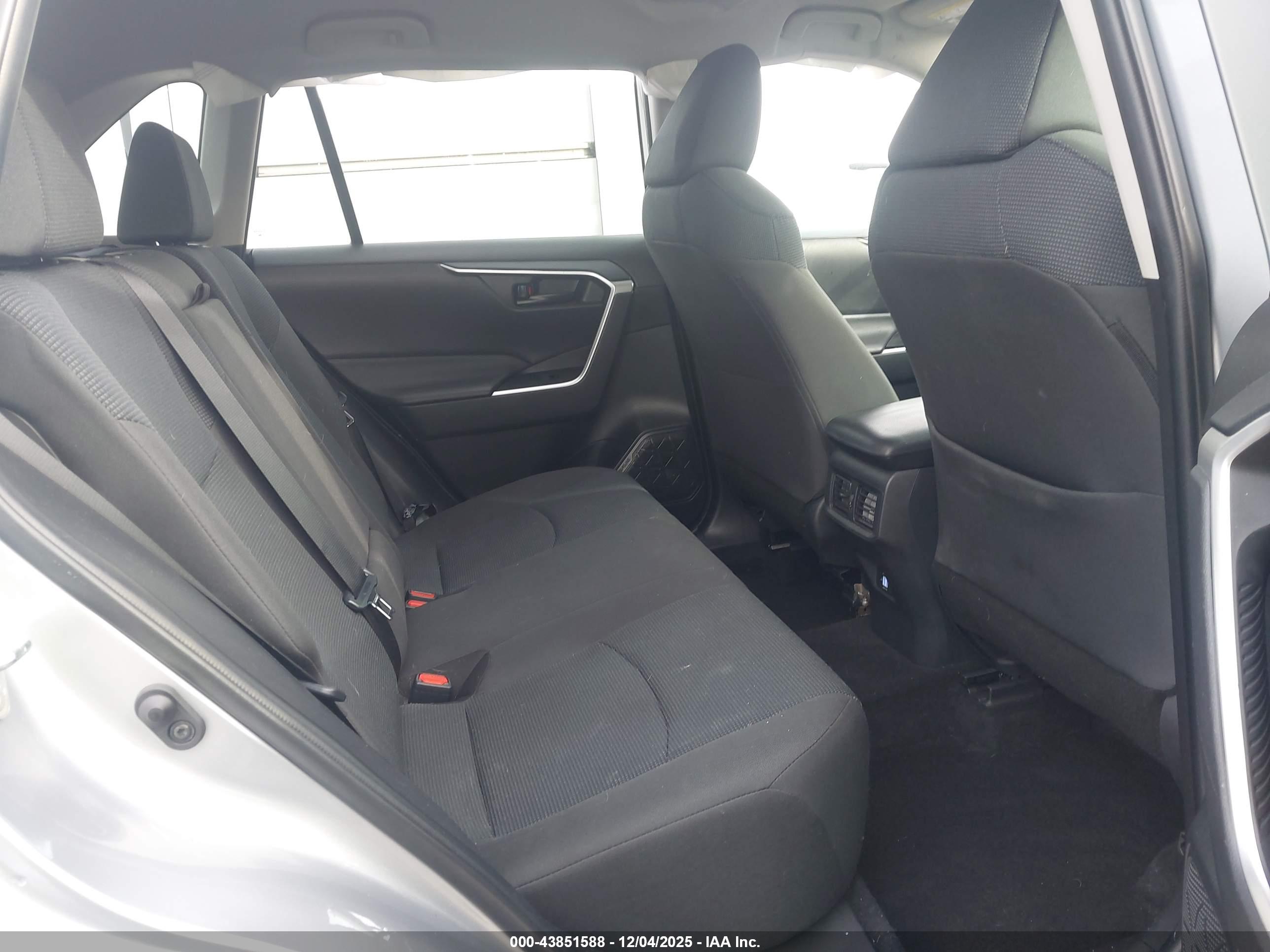 TOYOTA RAV4 image 8
