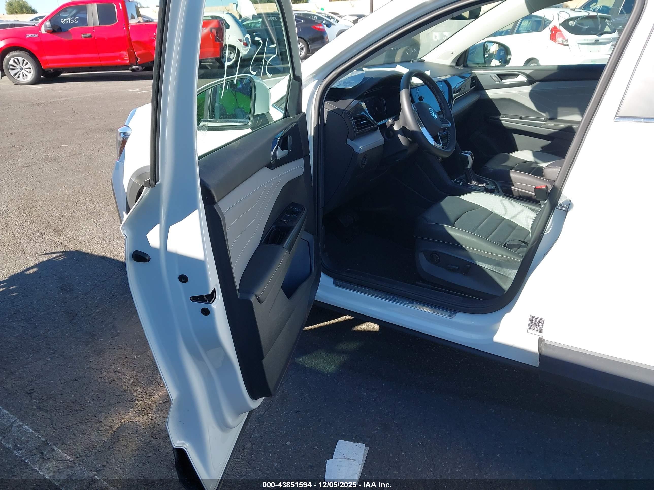 VOLKSWAGEN TAOS image 5