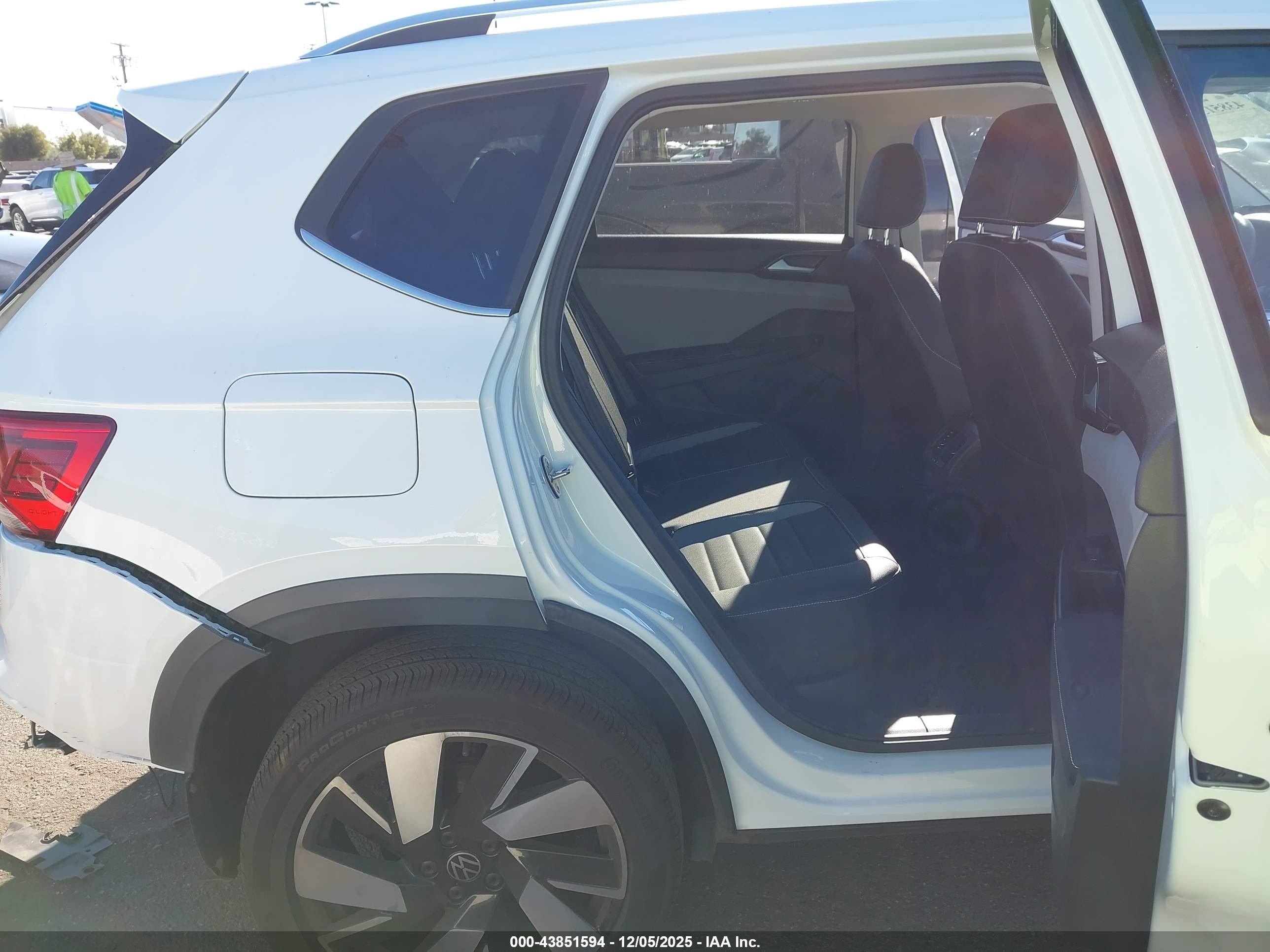 VOLKSWAGEN TAOS image 8