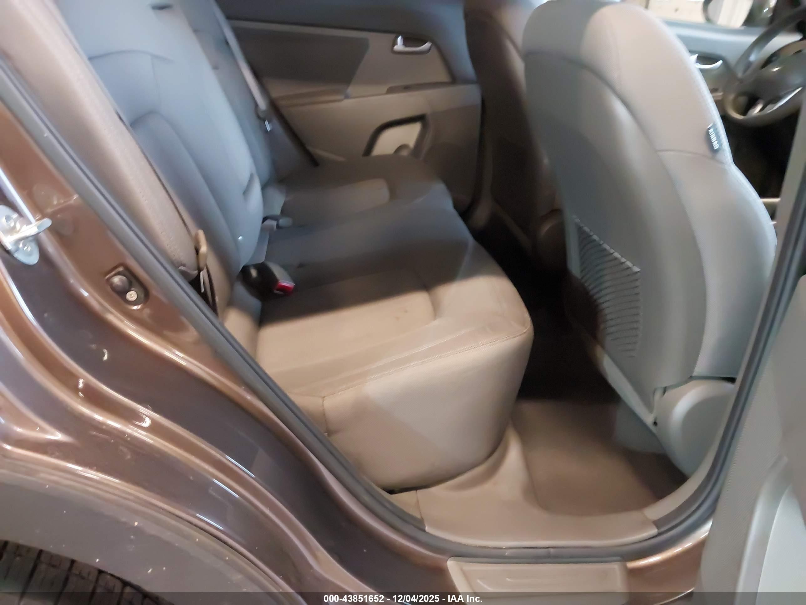 KIA SPORTAGE image 8
