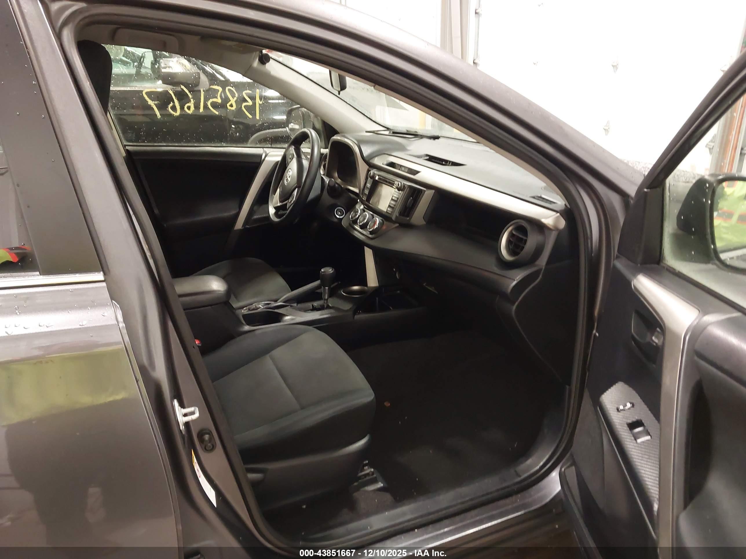 TOYOTA RAV4 image 5