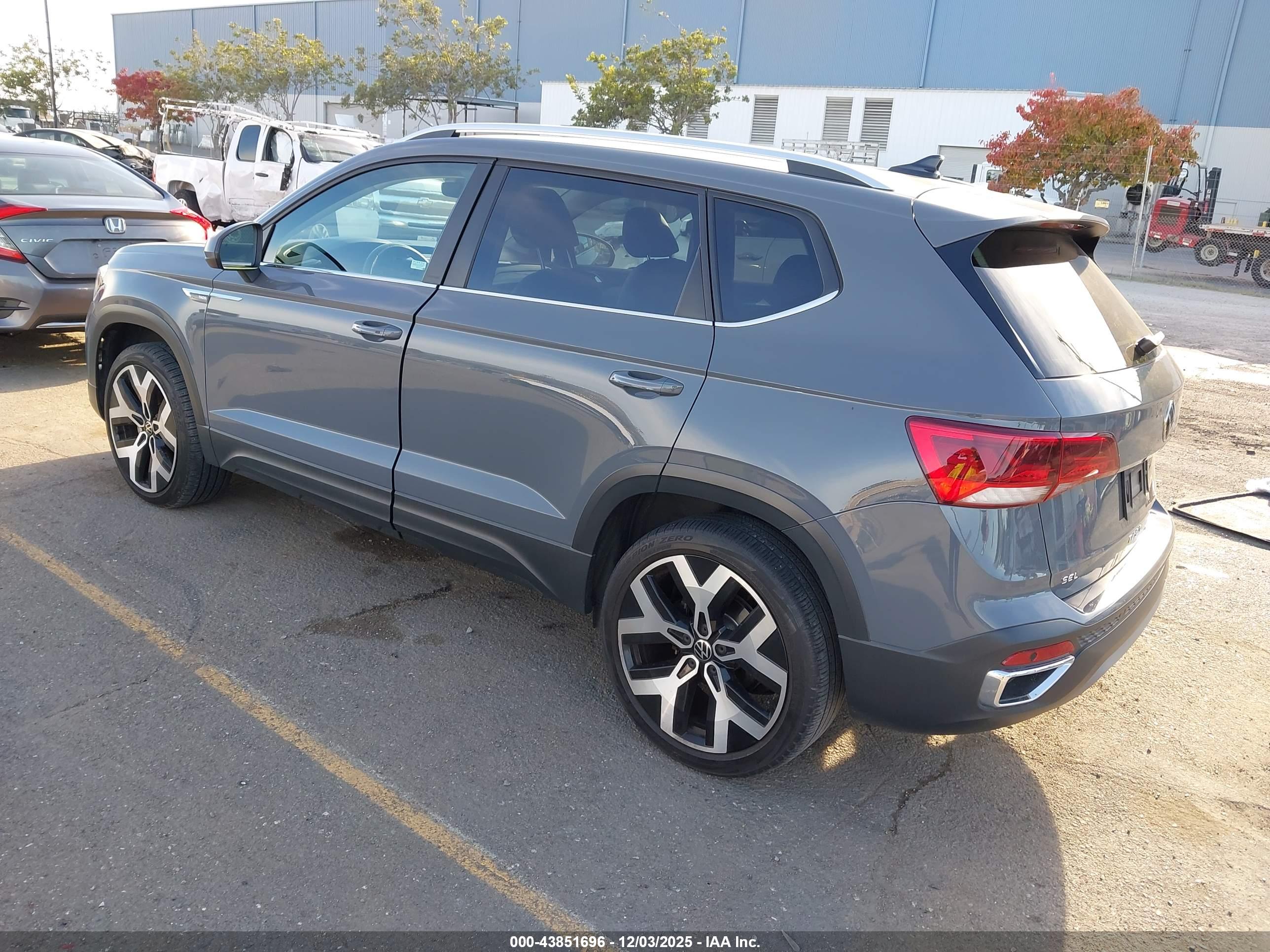 VOLKSWAGEN TAOS image 3
