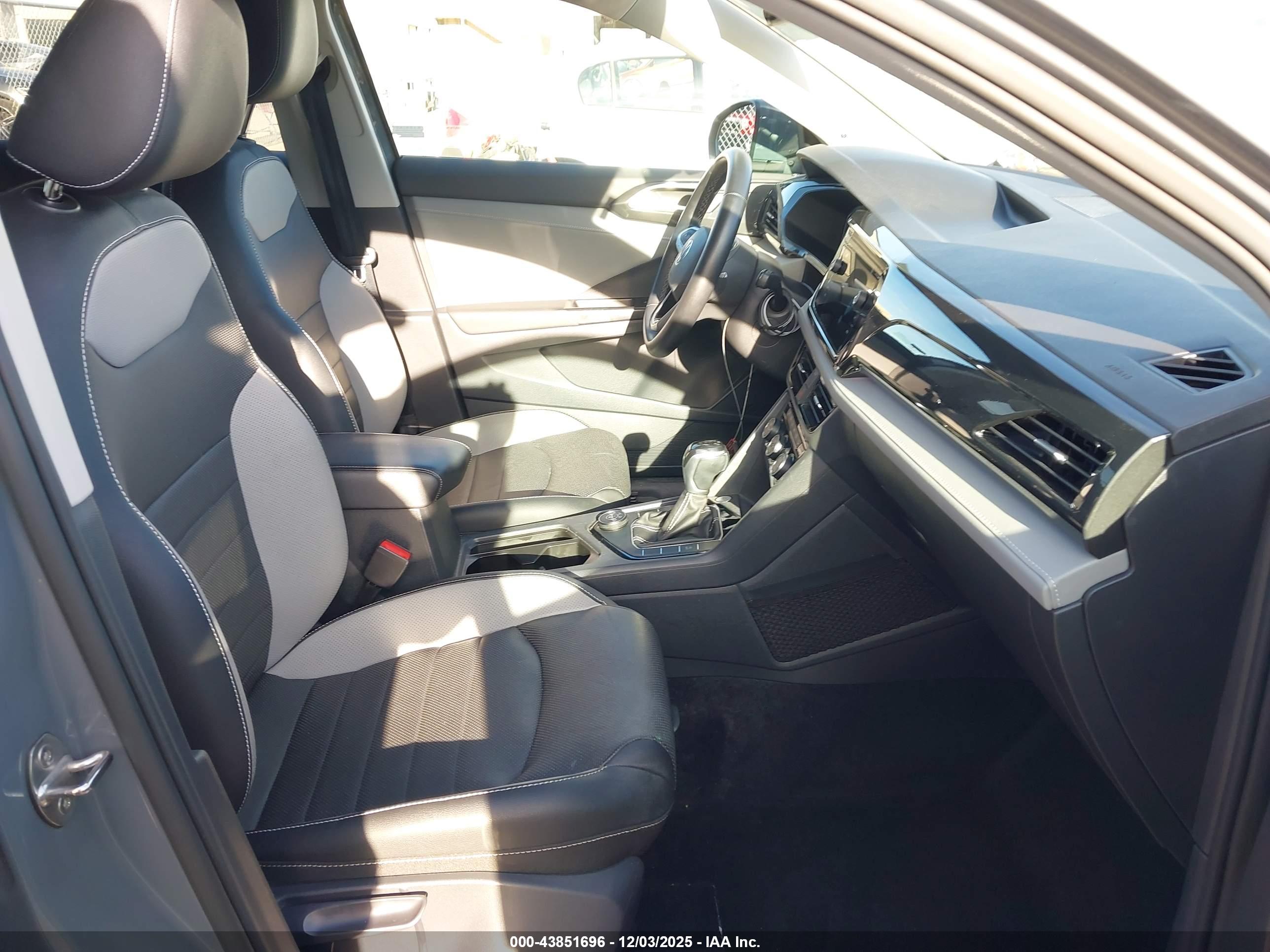 VOLKSWAGEN TAOS image 5