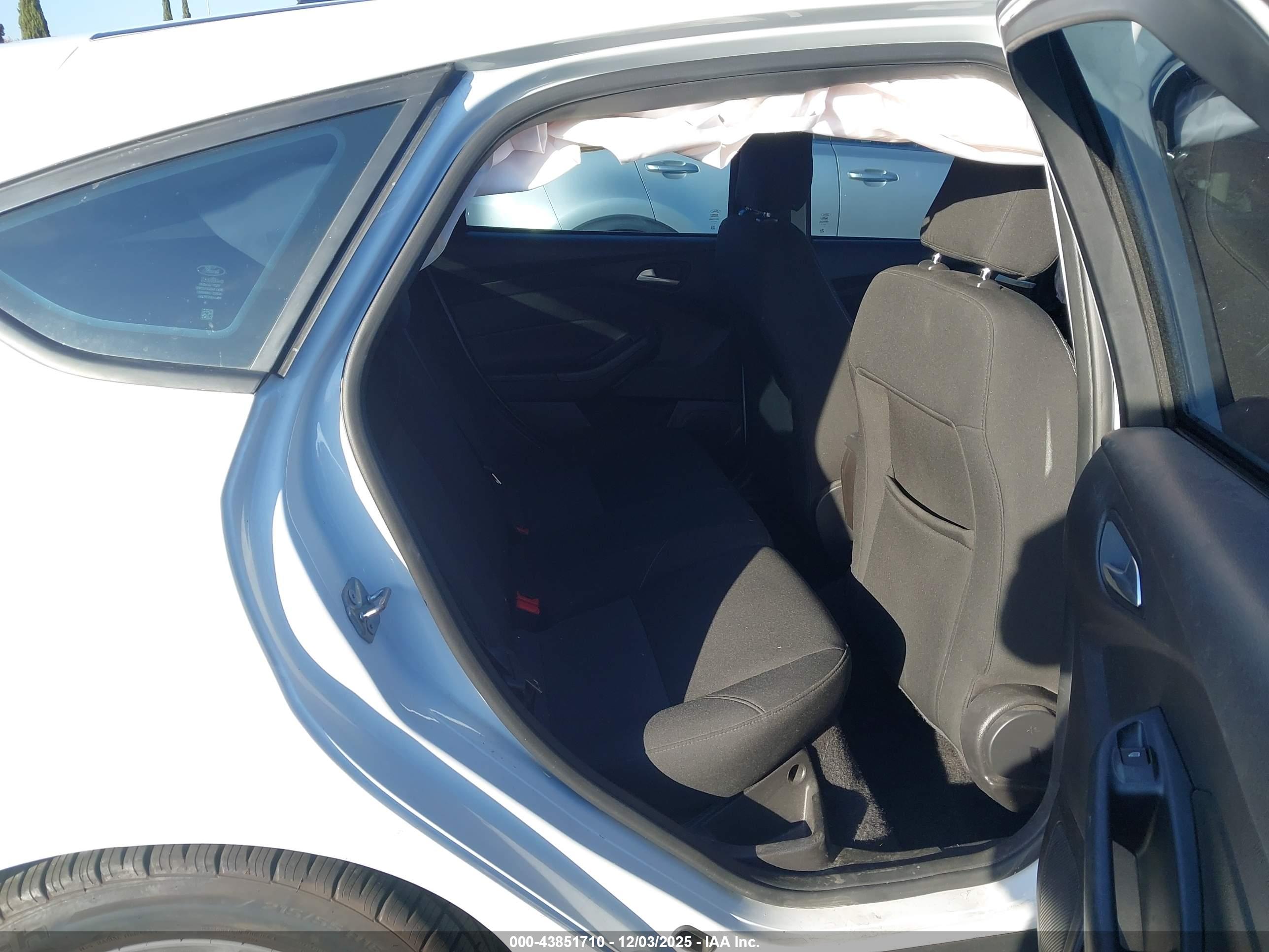 FORD FOCUS image 8