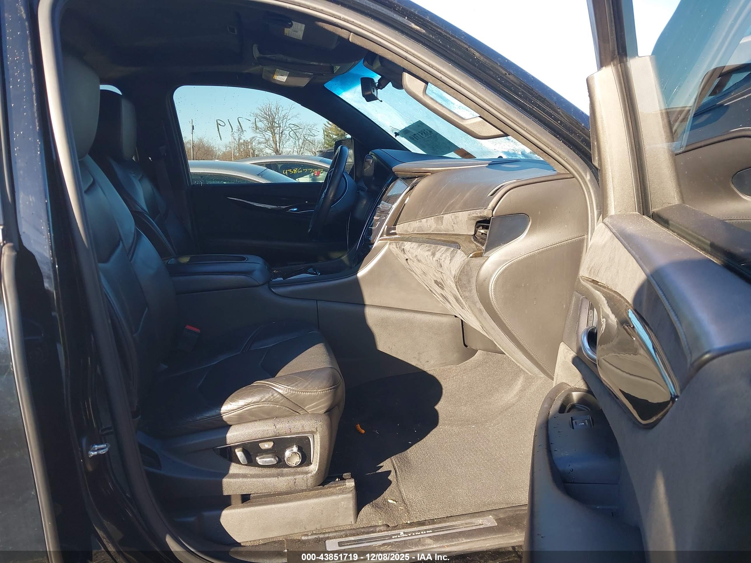 CADILLAC ESCALADE image 5