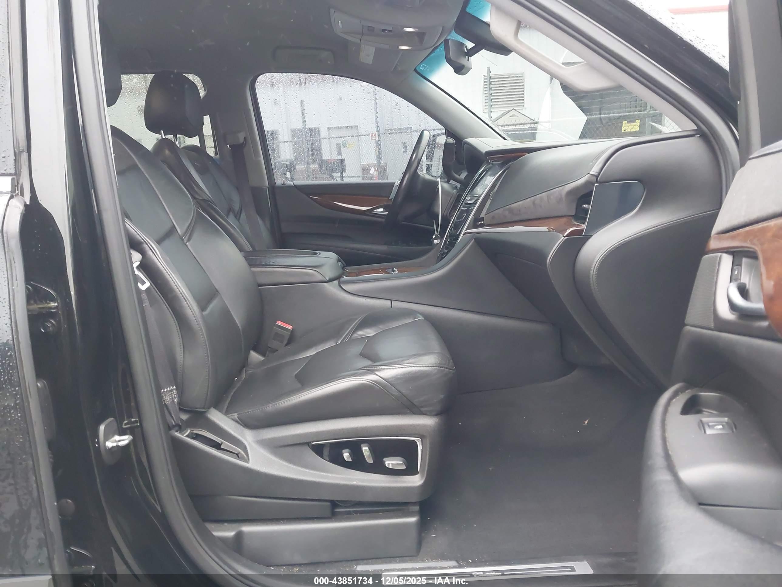 CADILLAC ESCALADE image 5