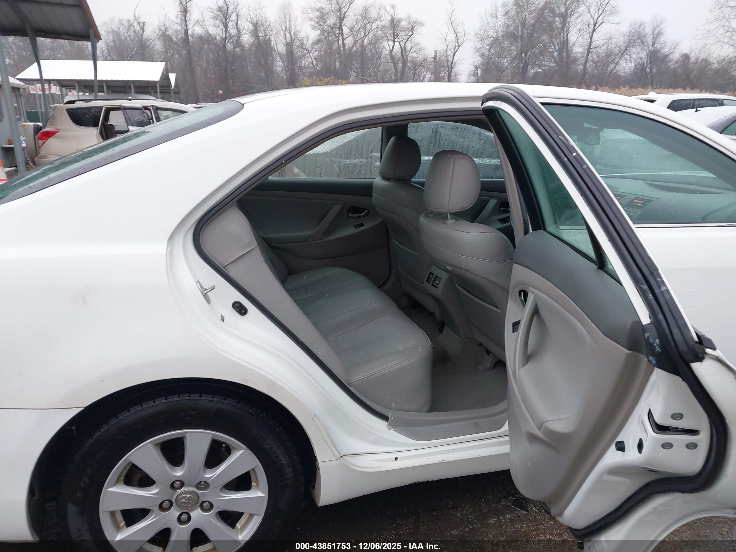 TOYOTA CAMRY image 8
