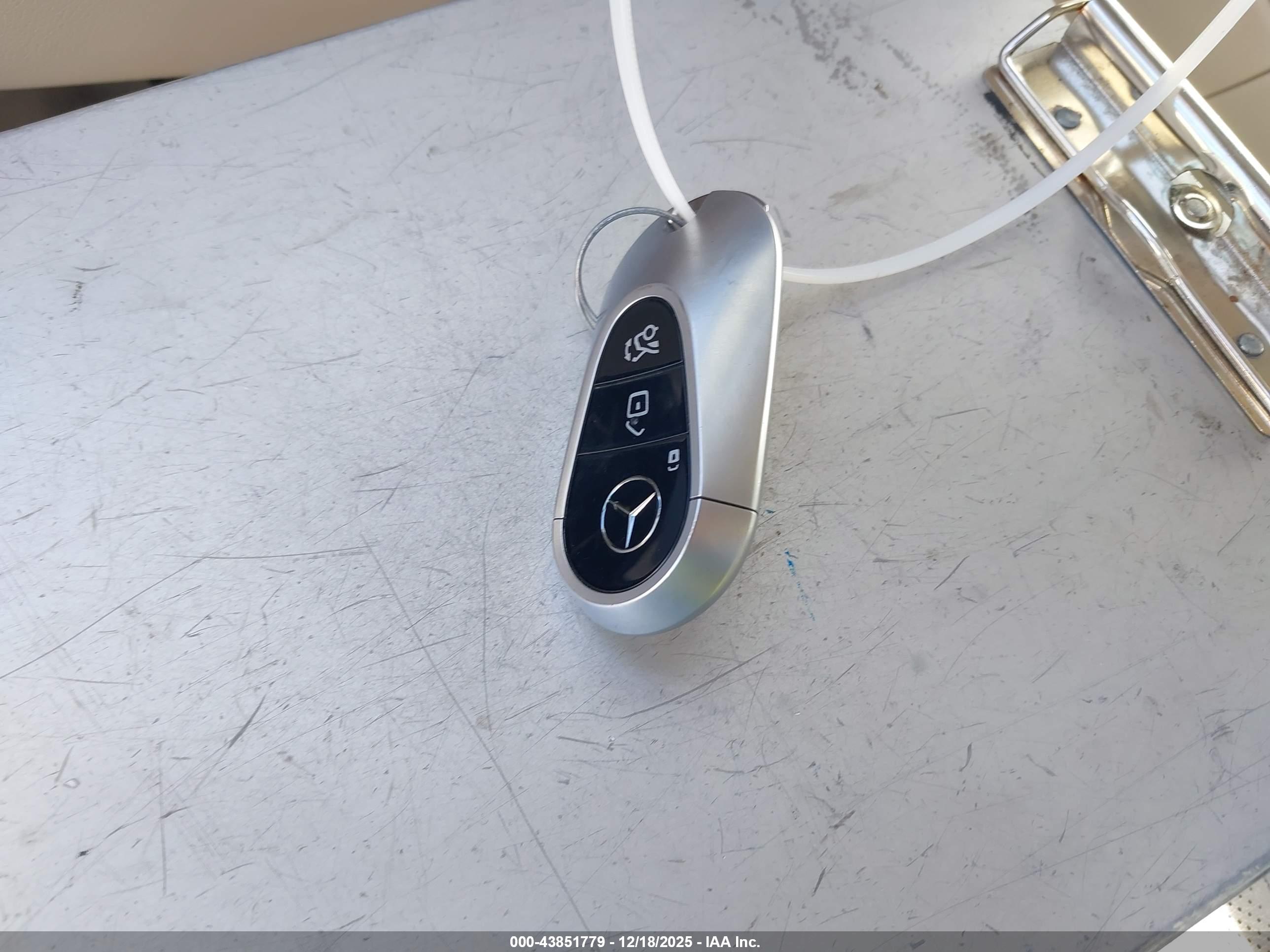 MERCEDES-BENZ EQS image 11
